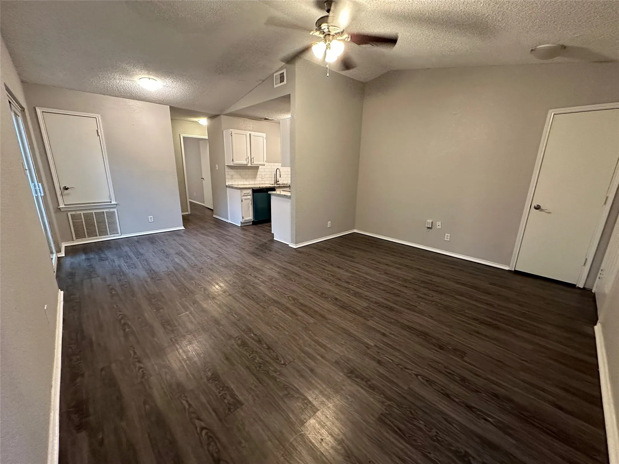 Single Family Residence For Rent in Tarrant County , 1459 Woodhall Court, Fort Worth, Texas 76134, 2 Bedroom, 1 Bathroom, 1 Garage spaces, 918 Sqft, built in 1984, mls#21393538, Real Estate Agent in Fort Worth, Homes For Rent in Tarrant county, Homes For Rent in Fort Worth, Realtor in Fort Worth Texas, Real Estate Brokerage Independent Realty Texas, Luminita Cordes Realtor