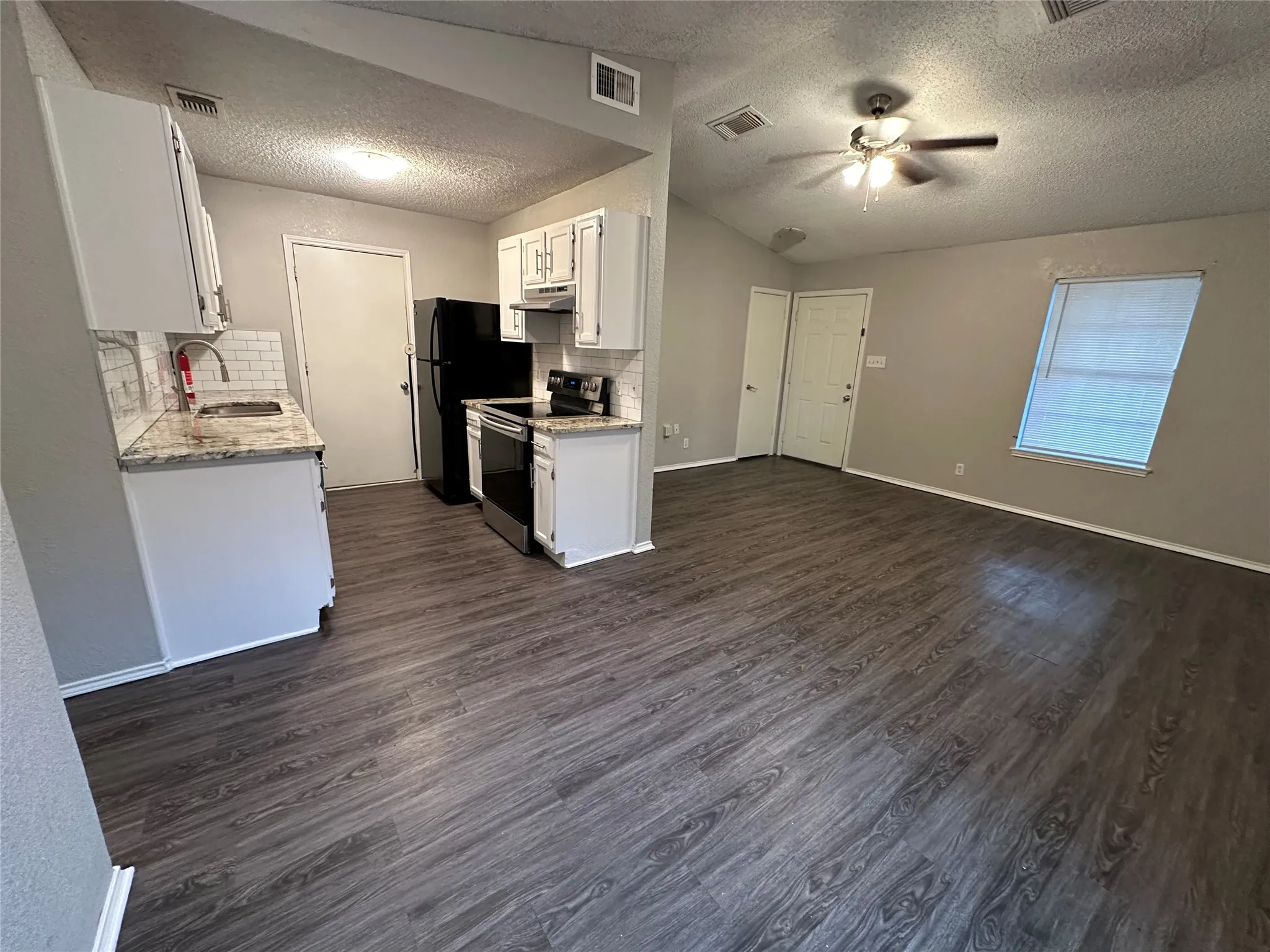 Single Family Residence For Rent in Tarrant County , 1459 Woodhall Court, Fort Worth, Texas 76134, 2 Bedroom, 1 Bathroom, 1 Garage spaces, 918 Sqft, built in 1984, mls#21393538, Real Estate Agent in Fort Worth, Homes For Rent in Tarrant county, Homes For Rent in Fort Worth, Realtor in Fort Worth Texas, Real Estate Brokerage Independent Realty Texas, Luminita Cordes Realtor