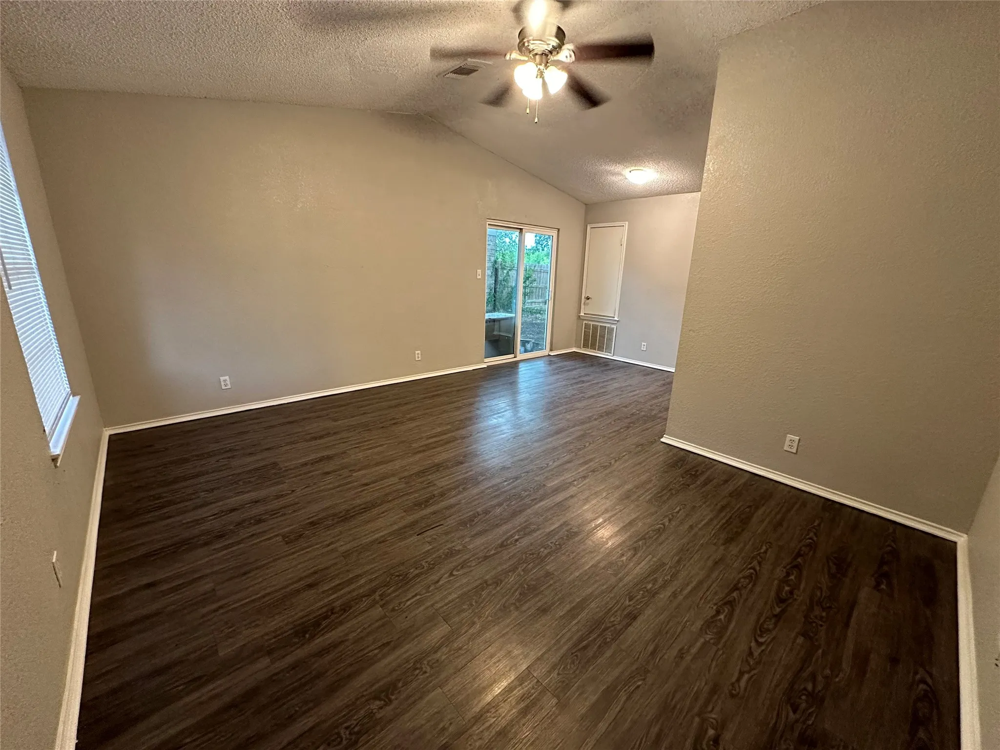Single Family Residence For Rent in Tarrant County , 1459 Woodhall Court, Fort Worth, Texas 76134, 2 Bedroom, 1 Bathroom, 1 Garage spaces, 918 Sqft, built in 1984, mls#21393538, Real Estate Agent in Fort Worth, Homes For Rent in Tarrant county, Homes For Rent in Fort Worth, Realtor in Fort Worth Texas, Real Estate Brokerage Independent Realty Texas, Luminita Cordes Realtor