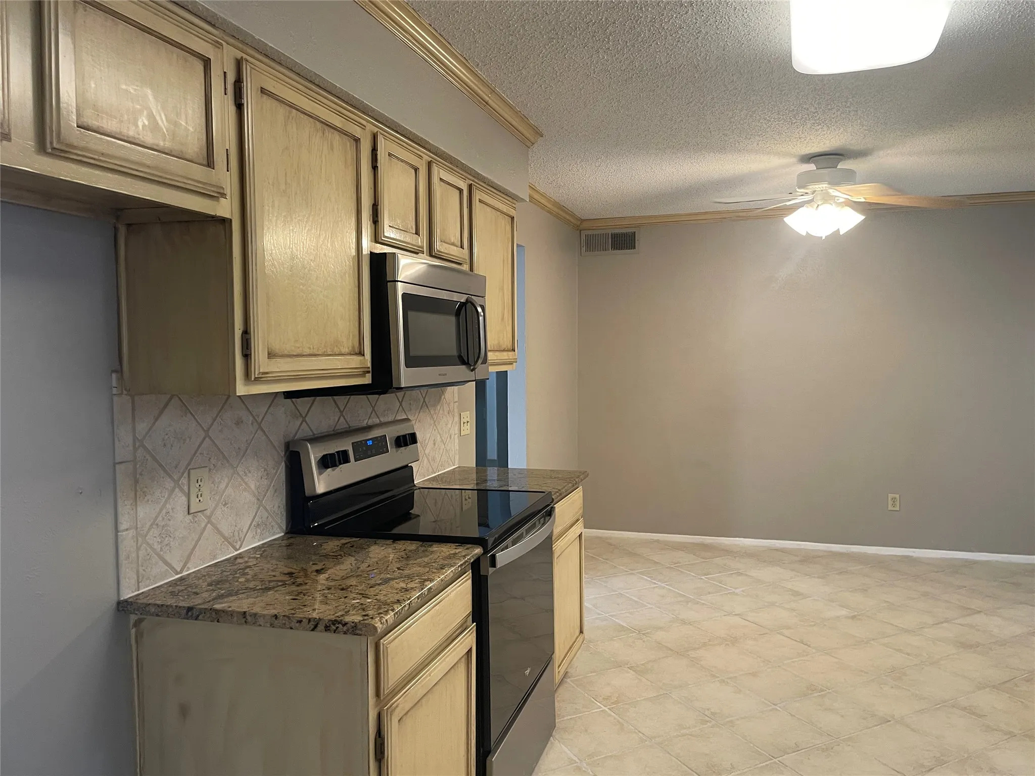 Single Family Residence For Rent in Tarrant County , 1807 Chittam Drive, Euless, Texas 76039, 3 Bedroom, 2 Bathroom, 2 Garage spaces, 1,853 Sqft, built in 1983, mls#21393548, Real Estate Agent in Euless, Homes For Rent in Tarrant county, Homes For Rent in Euless, Realtor in Euless Texas, Real Estate Brokerage Independent Realty Texas, Luminita Cordes Realtor