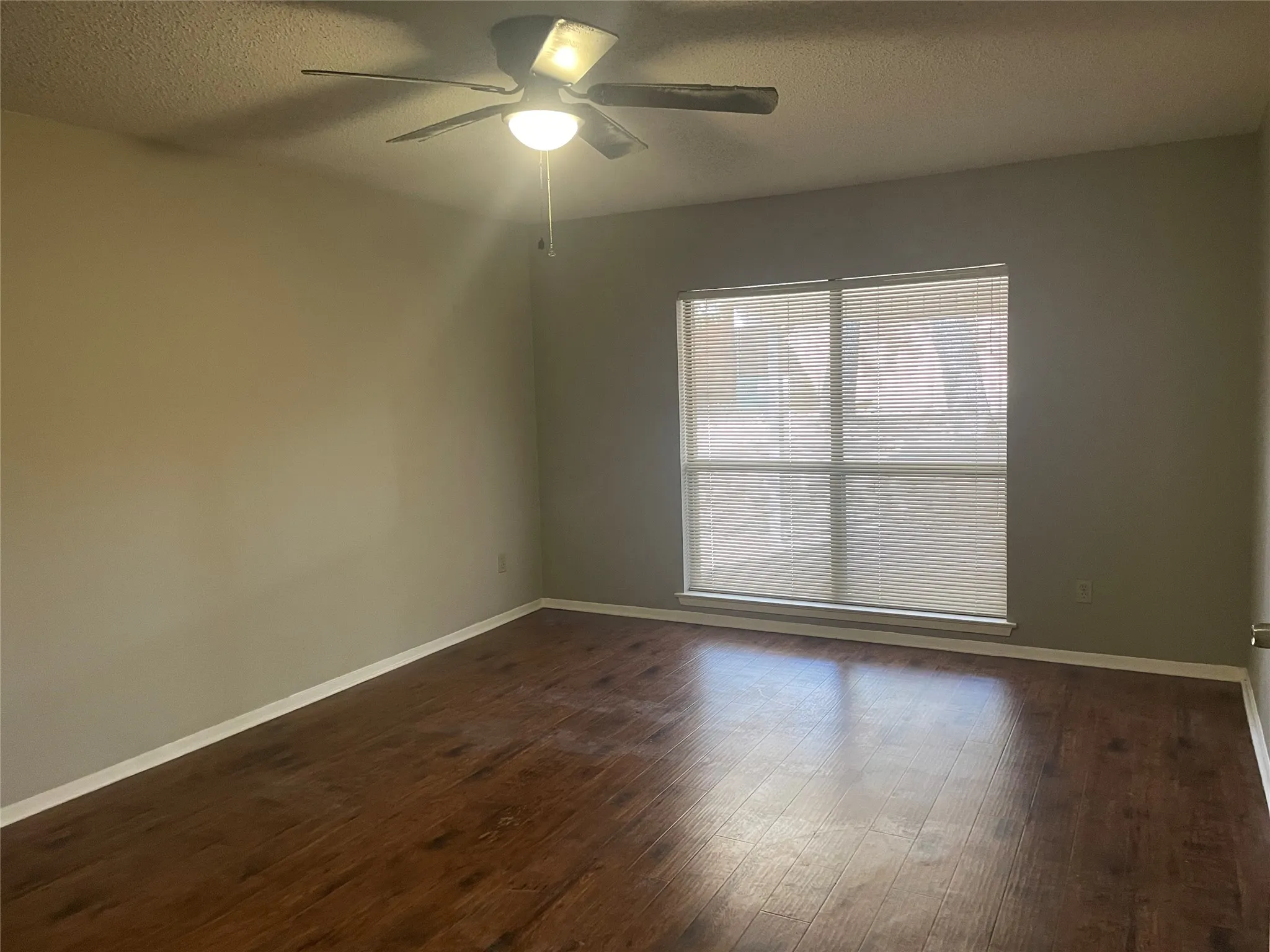 Single Family Residence For Rent in Tarrant County , 1807 Chittam Drive, Euless, Texas 76039, 3 Bedroom, 2 Bathroom, 2 Garage spaces, 1,853 Sqft, built in 1983, mls#21393548, Real Estate Agent in Euless, Homes For Rent in Tarrant county, Homes For Rent in Euless, Realtor in Euless Texas, Real Estate Brokerage Independent Realty Texas, Luminita Cordes Realtor