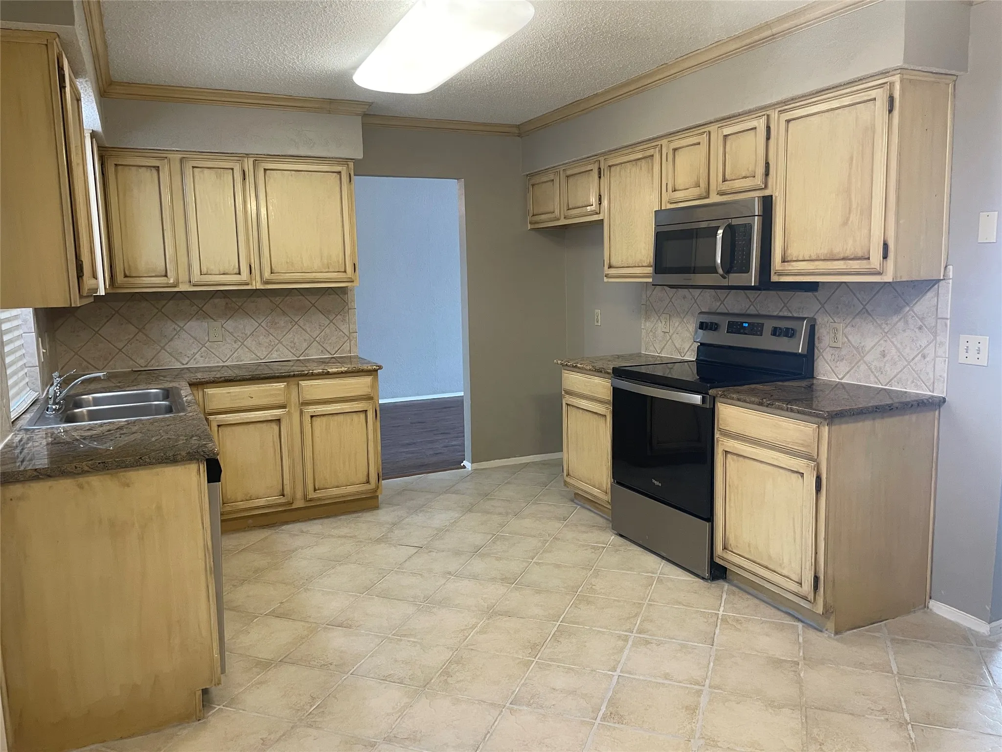 Single Family Residence For Rent in Tarrant County , 1807 Chittam Drive, Euless, Texas 76039, 3 Bedroom, 2 Bathroom, 2 Garage spaces, 1,853 Sqft, built in 1983, mls#21393548, Real Estate Agent in Euless, Homes For Rent in Tarrant county, Homes For Rent in Euless, Realtor in Euless Texas, Real Estate Brokerage Independent Realty Texas, Luminita Cordes Realtor