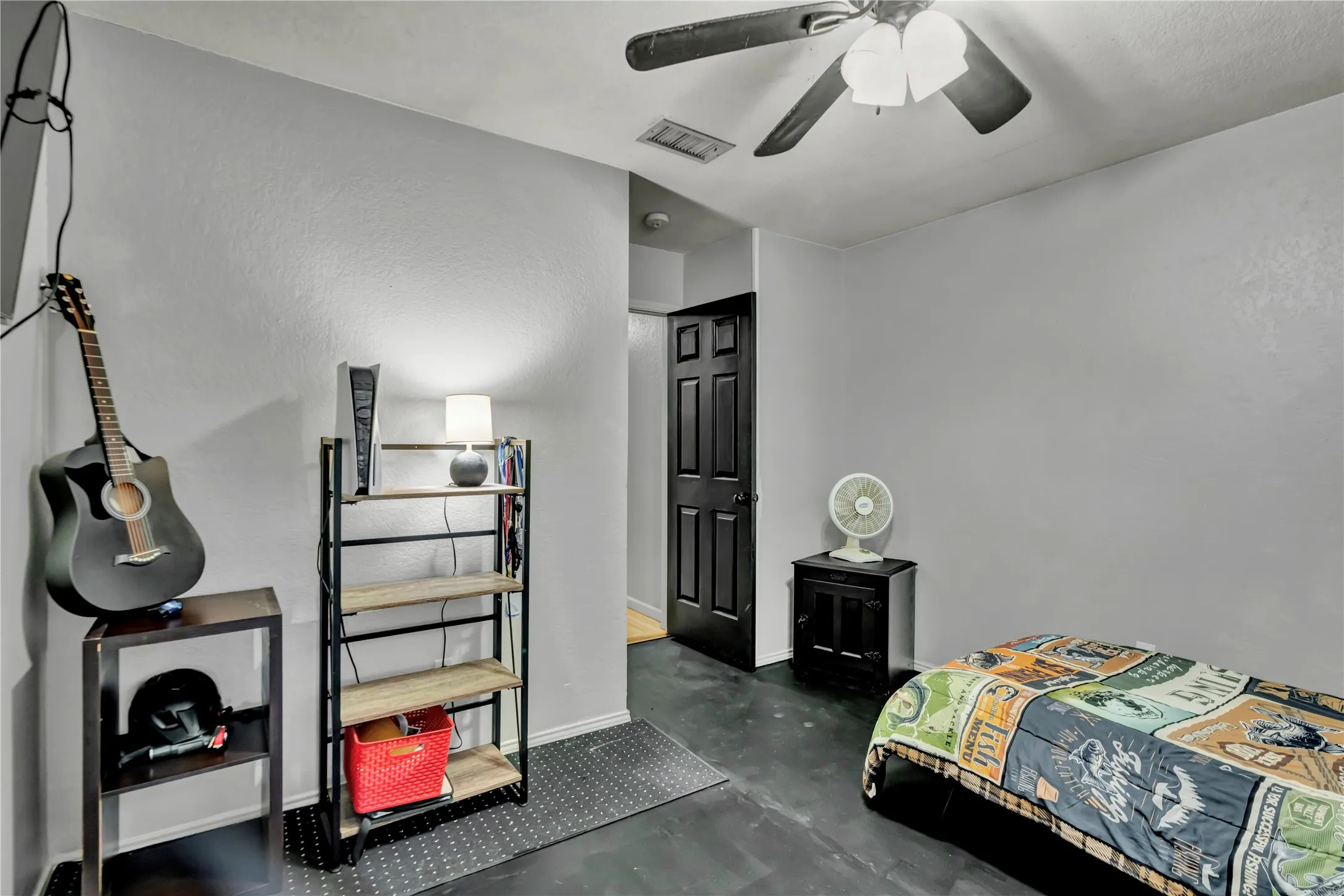 Ceiling fan with integrated lighting
