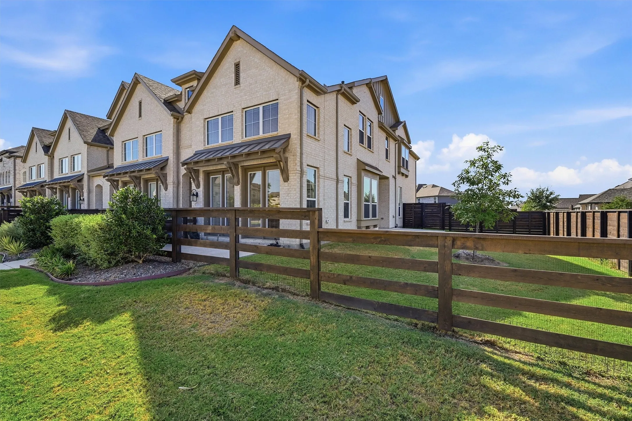 Townhouse For Sale in Grayson County , 1110 Morgan Drive, Sherman, Texas 75090, 3 Bedroom, 3 Bathroom, 2 Garage spaces, 1,803 Sqft, built in 2023, mls#21393071, Real Estate Agent in Sherman, Homes For Sale in Grayson county, Homes For Sale in Sherman, Realtor in Sherman Texas, Real Estate Brokerage Independent Realty Texas, Luminita Cordes Realtor