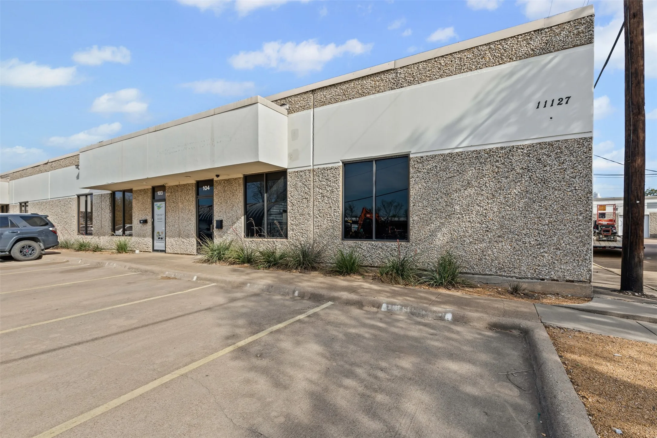 Industrial For Rent in Dallas County , 11127 Shady Trail 104, Dallas, Texas 75229, 0, 0, Garage spaces, 0 Sqft, built in 1981, mls#21393566, Real Estate Agent in Dallas, Homes For Rent in Dallas county, Homes For Rent in Dallas, Realtor in Dallas Texas, Real Estate Brokerage Independent Realty Texas, Luminita Cordes Realtor