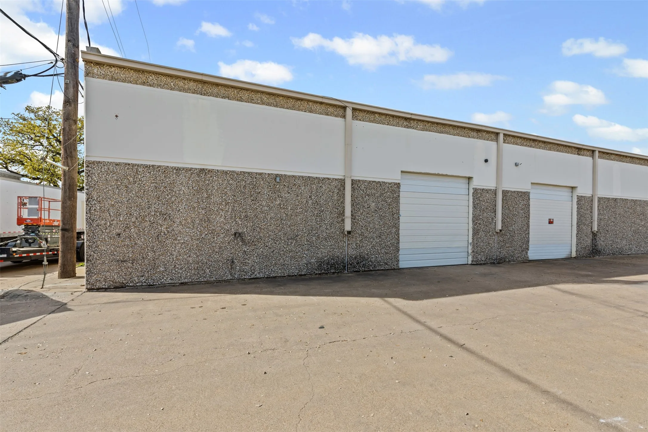 Industrial For Rent in Dallas County , 11127 Shady Trail 104, Dallas, Texas 75229, 0, 0, Garage spaces, 0 Sqft, built in 1981, mls#21393566, Real Estate Agent in Dallas, Homes For Rent in Dallas county, Homes For Rent in Dallas, Realtor in Dallas Texas, Real Estate Brokerage Independent Realty Texas, Luminita Cordes Realtor