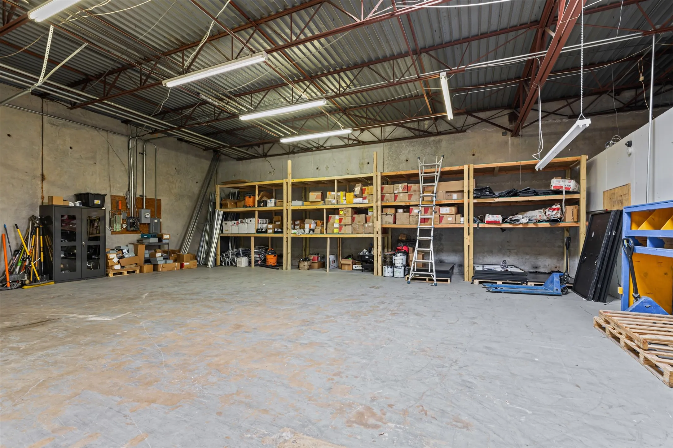 Industrial For Rent in Dallas County , 11127 Shady Trail 104, Dallas, Texas 75229, 0, 0, Garage spaces, 0 Sqft, built in 1981, mls#21393566, Real Estate Agent in Dallas, Homes For Rent in Dallas county, Homes For Rent in Dallas, Realtor in Dallas Texas, Real Estate Brokerage Independent Realty Texas, Luminita Cordes Realtor