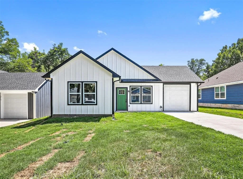 Single Family Residence For Rent in Grayson County , 512 E Heron Street, Denison, Texas 75021, 3 Bedroom, 2 Bathroom, 1 Garage spaces, 1,341 Sqft, built in 2023, mls#21393569, Real Estate Agent in Denison, Homes For Rent in Grayson county, Homes For Rent in Denison, Realtor in Denison Texas, Real Estate Brokerage Independent Realty Texas, Luminita Cordes Realtor