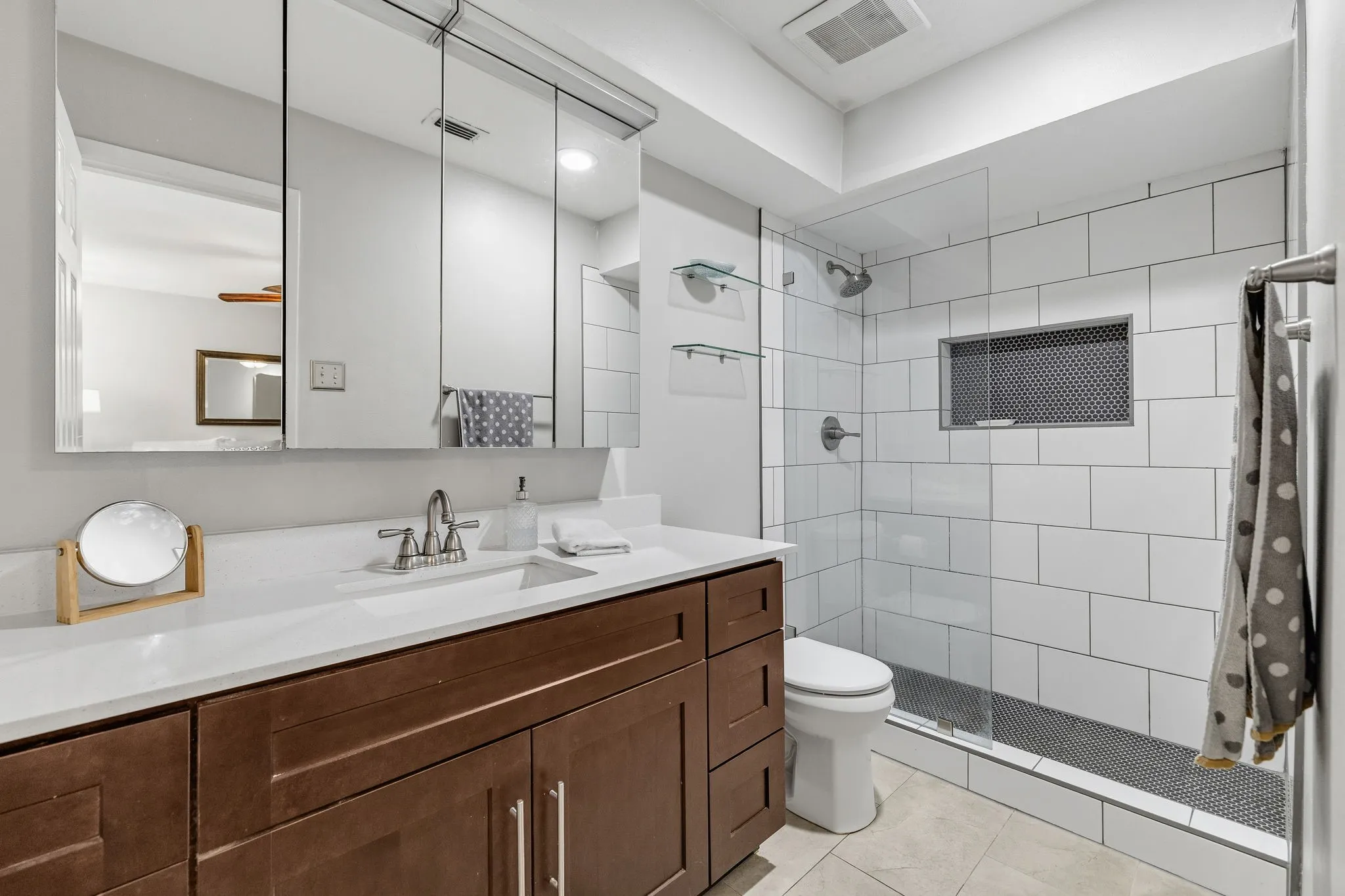 Condominium For Sale in Dallas County , 7605 Woodthrush Drive, Dallas, Texas 75230, 3 Bedroom, 3 Bathroom, Garage spaces, 1,535 Sqft, built in 1969, mls#21393570, Real Estate Agent in Dallas, Homes For Sale in Dallas county, Homes For Sale in Dallas, Realtor in Dallas Texas, Real Estate Brokerage Independent Realty Texas, Luminita Cordes Realtor