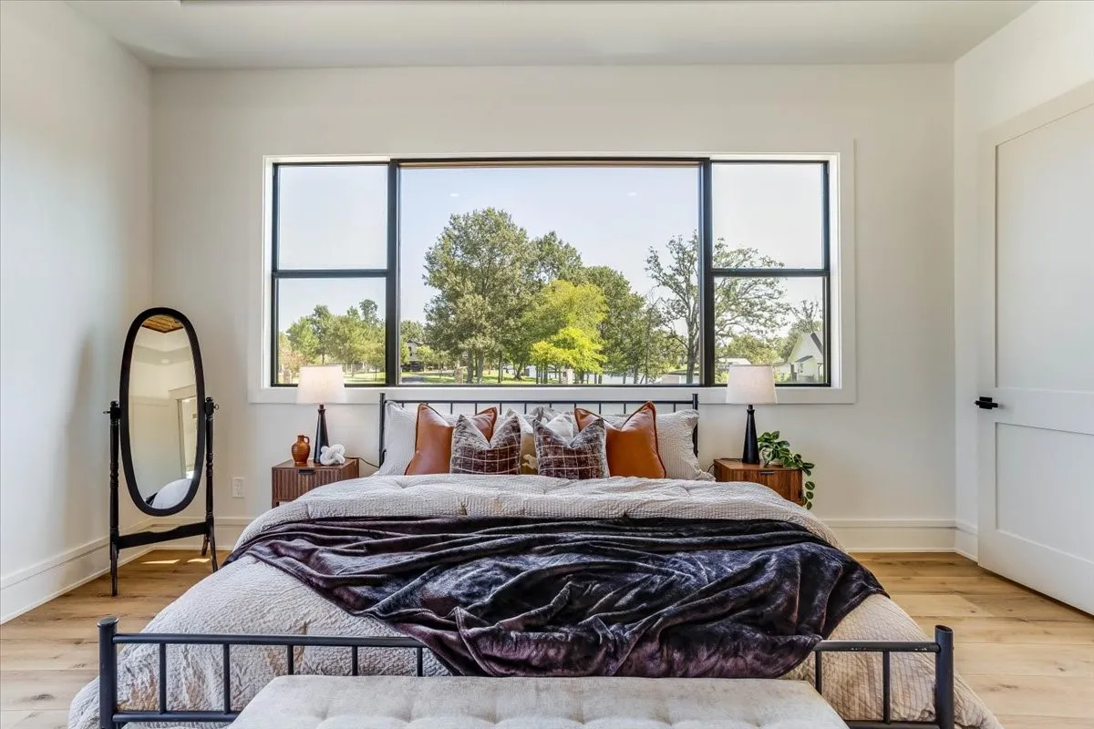 Waterviews, big windows, ensuite bath