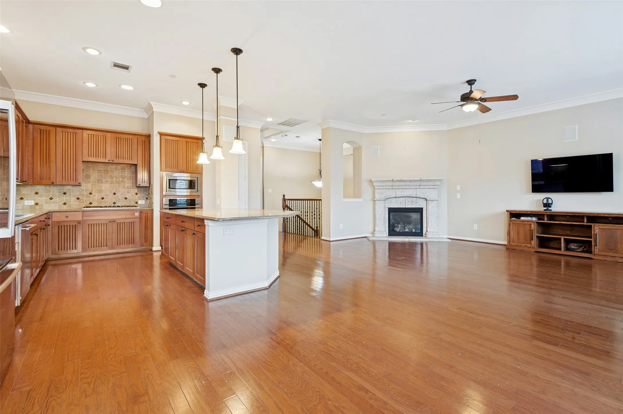 Townhouse For Rent in Tarrant County , 2225 Cameron Crossing, Grapevine, Texas 76051, 3 Bedroom, 3 Bathroom, 2 Garage spaces, 2,309 Sqft, built in 2008, mls#21388177, Real Estate Agent in Grapevine, Homes For Rent in Tarrant county, Homes For Rent in Grapevine, Realtor in Grapevine Texas, Real Estate Brokerage Independent Realty Texas, Luminita Cordes Realtor