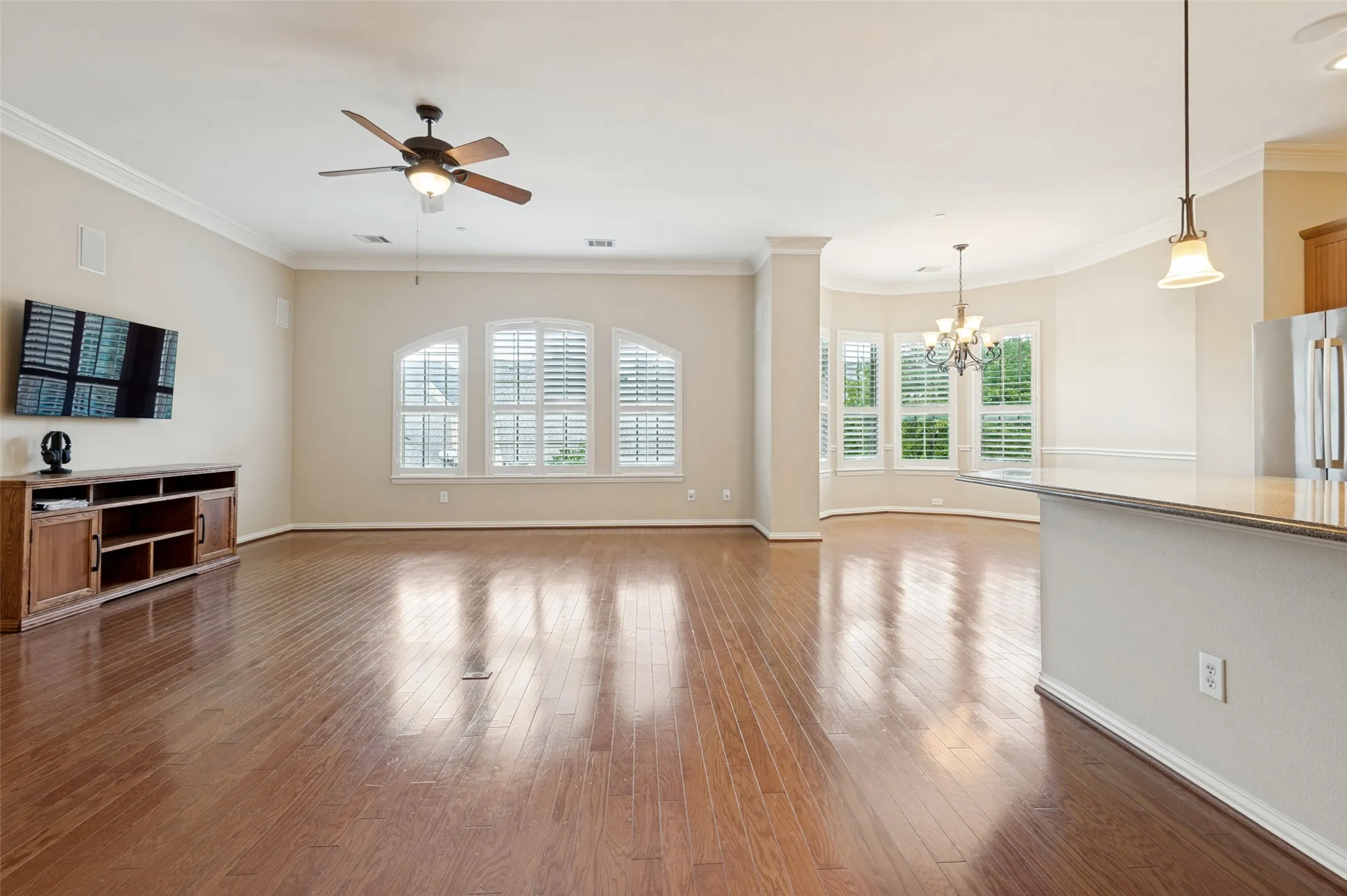 Townhouse For Rent in Tarrant County , 2225 Cameron Crossing, Grapevine, Texas 76051, 3 Bedroom, 3 Bathroom, 2 Garage spaces, 2,309 Sqft, built in 2008, mls#21388177, Real Estate Agent in Grapevine, Homes For Rent in Tarrant county, Homes For Rent in Grapevine, Realtor in Grapevine Texas, Real Estate Brokerage Independent Realty Texas, Luminita Cordes Realtor