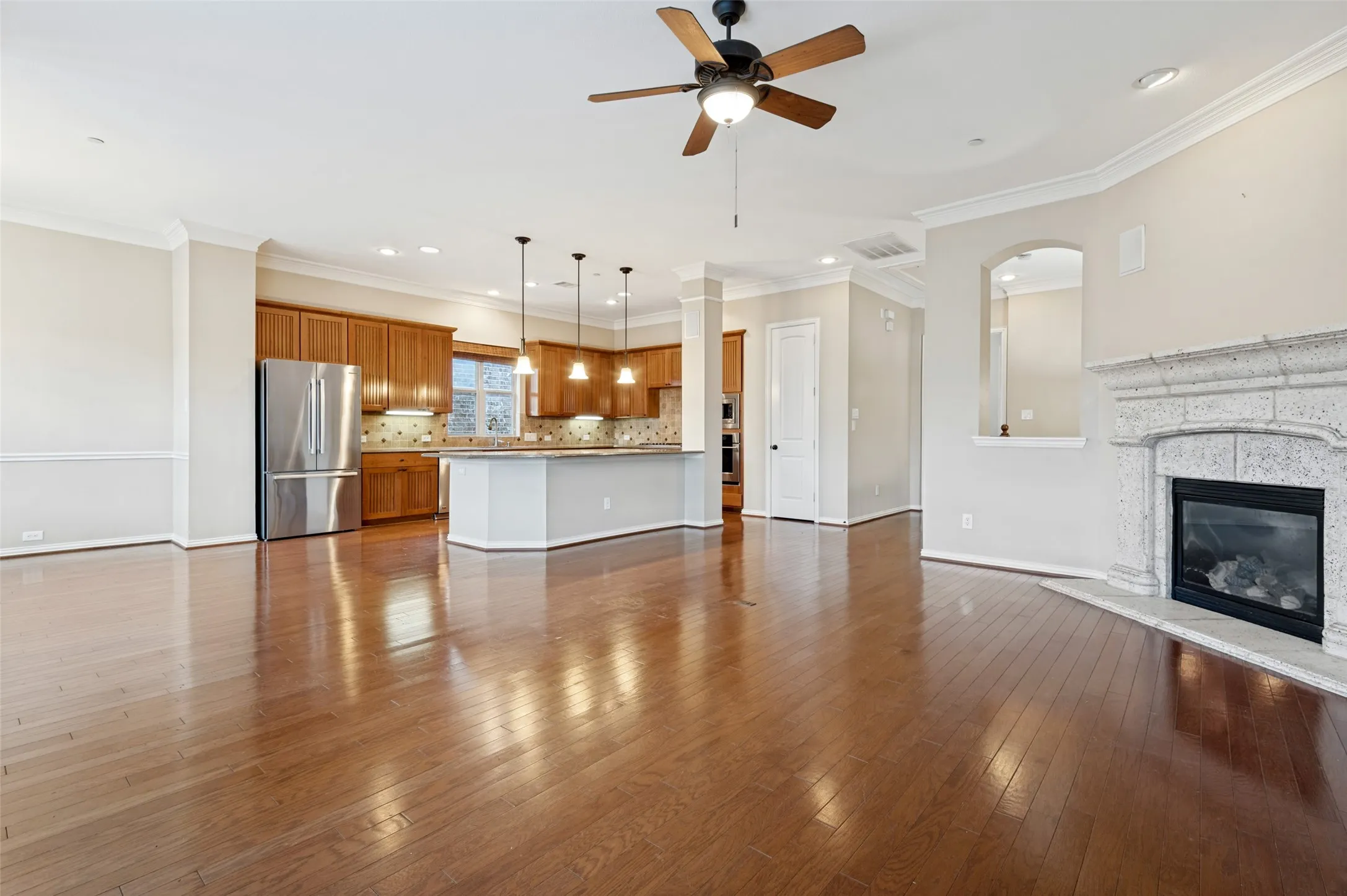 Townhouse For Rent in Tarrant County , 2225 Cameron Crossing, Grapevine, Texas 76051, 3 Bedroom, 3 Bathroom, 2 Garage spaces, 2,309 Sqft, built in 2008, mls#21388177, Real Estate Agent in Grapevine, Homes For Rent in Tarrant county, Homes For Rent in Grapevine, Realtor in Grapevine Texas, Real Estate Brokerage Independent Realty Texas, Luminita Cordes Realtor