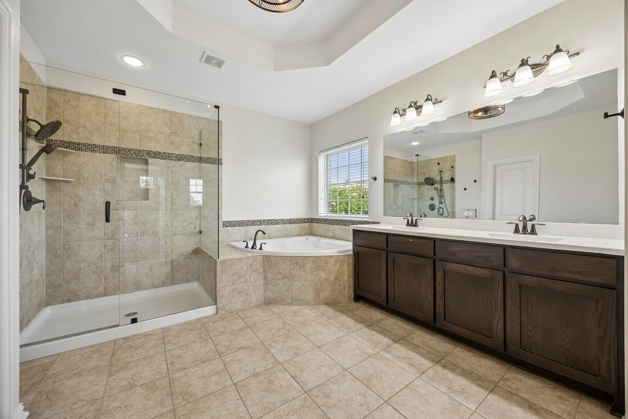Single Family Residence For Sale in Dallas County , 6685 Escena Boulevard, Irving, Texas 75039, 4 Bedroom, 5 Bathroom, 2 Garage spaces, 2,907 Sqft, built in 2012, mls#21392583, Real Estate Agent in Irving, Homes For Sale in Dallas county, Homes For Sale in Irving, Realtor in Irving Texas, Real Estate Brokerage Independent Realty Texas, Luminita Cordes Realtor
