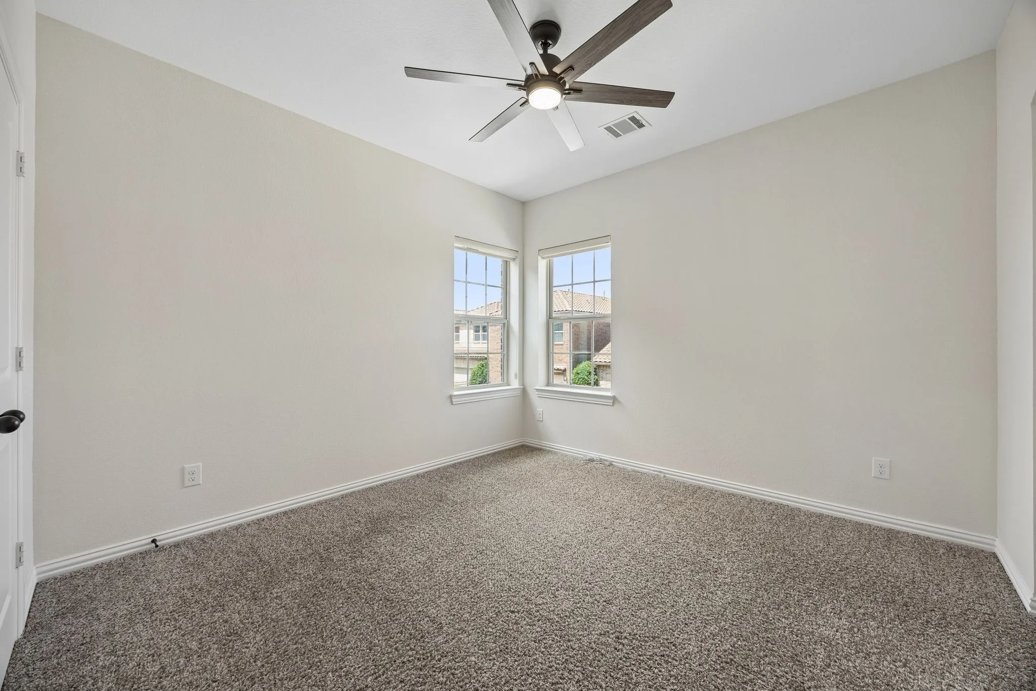 Single Family Residence For Sale in Dallas County , 6685 Escena Boulevard, Irving, Texas 75039, 4 Bedroom, 5 Bathroom, 2 Garage spaces, 2,907 Sqft, built in 2012, mls#21392583, Real Estate Agent in Irving, Homes For Sale in Dallas county, Homes For Sale in Irving, Realtor in Irving Texas, Real Estate Brokerage Independent Realty Texas, Luminita Cordes Realtor