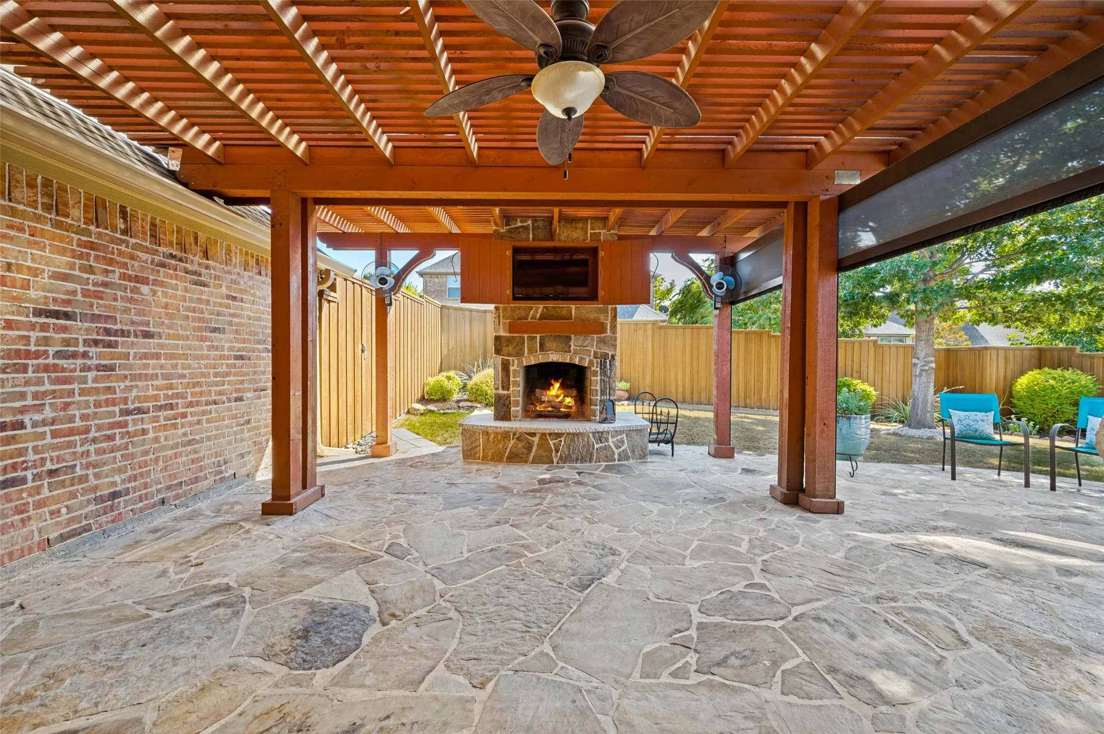 Fireplace, TV, bar with fridge, even shade screens.