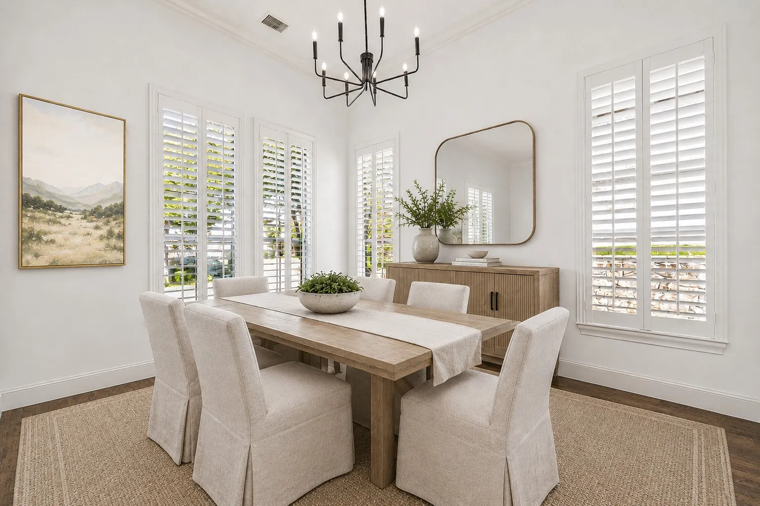 (Virtually staged) Spacious Dining Room
