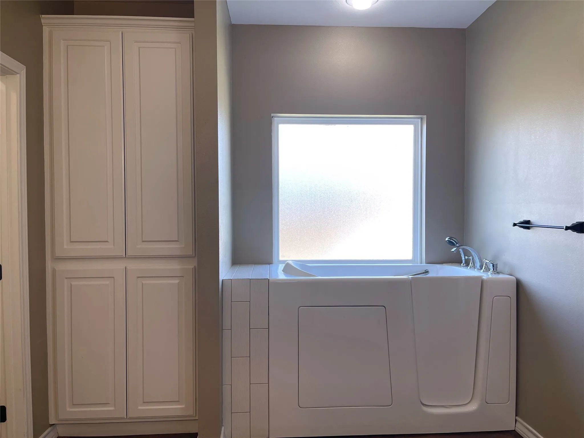 Walk-In Tub, Frosted Glass Window