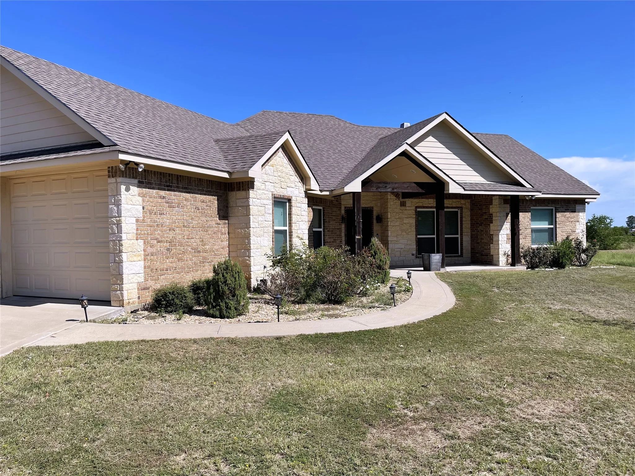 Single Family Residence For Sale in Freestone County , 207 Northline Road, Teague, Texas 75860, 3 Bedroom, 2 Bathroom, 2 Garage spaces, 1,953 Sqft, built in 2017, mls#21392337, Real Estate Agent in Teague, Homes For Sale in Freestone county, Homes For Sale in Teague, Realtor in Teague Texas, Real Estate Brokerage Independent Realty Texas, Luminita Cordes Realtor