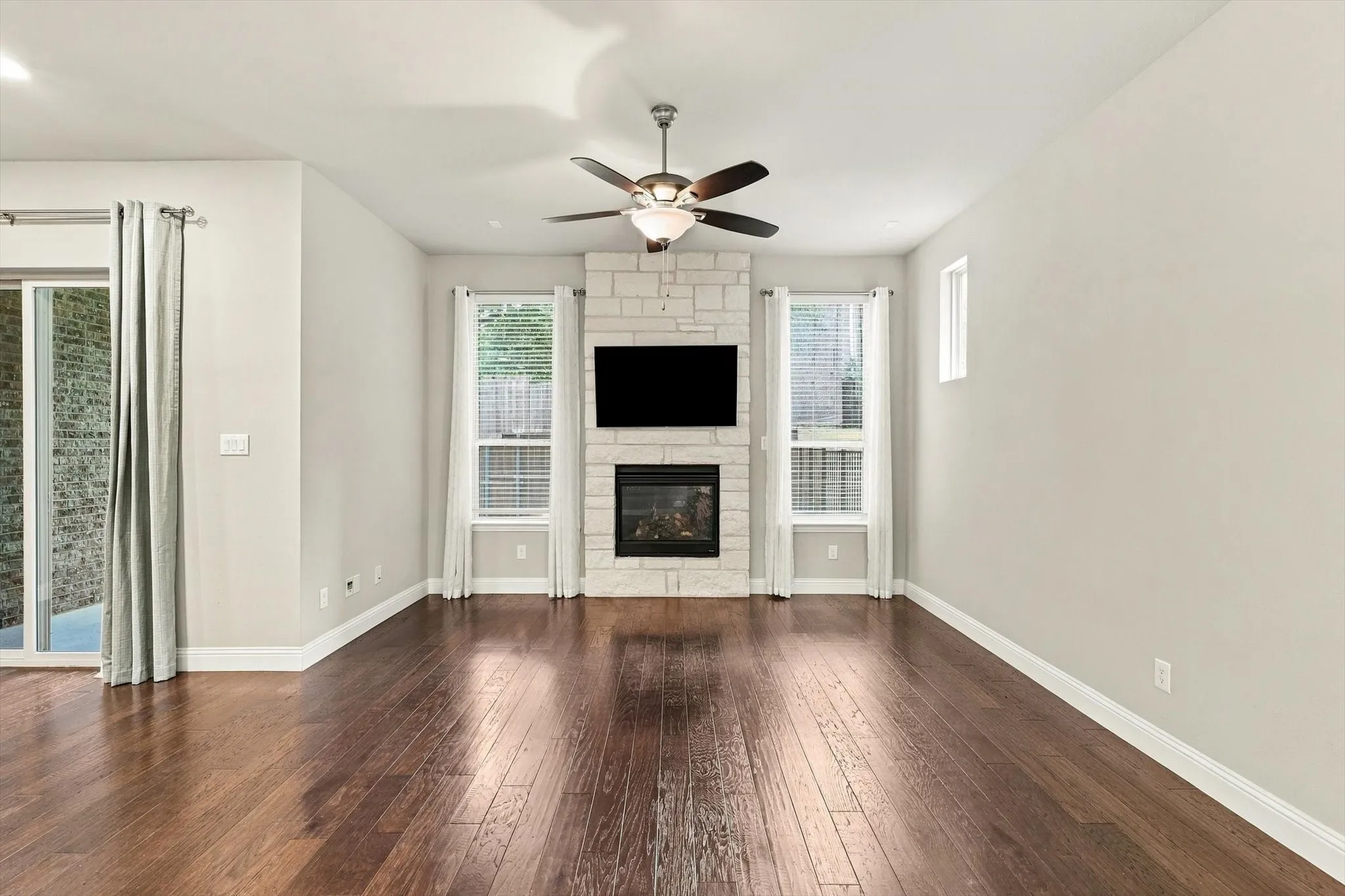Townhouse For Rent in Collin County , 17764 Agave Lane, Dallas, Texas 75252, 3 Bedroom, 3 Bathroom, 2 Garage spaces, 1,921 Sqft, built in 2017, mls#21393577, Real Estate Agent in Dallas, Homes For Rent in Collin county, Homes For Rent in Dallas, Realtor in Dallas Texas, Real Estate Brokerage Independent Realty Texas, Luminita Cordes Realtor