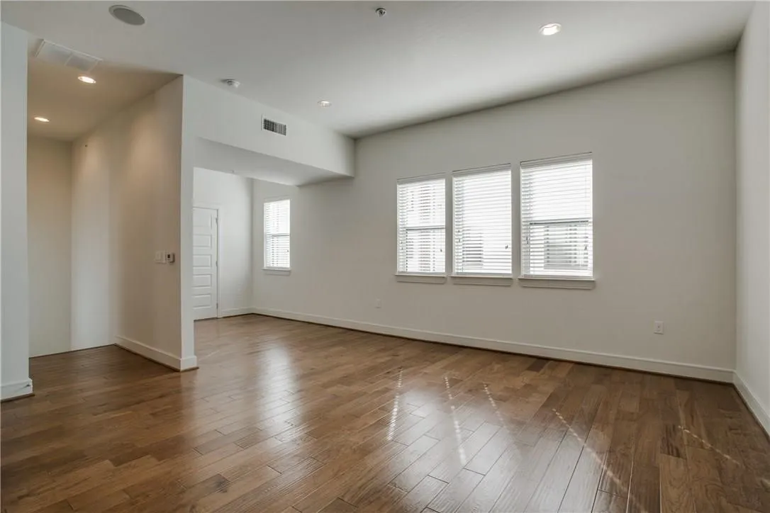Townhouse For Rent in Dallas County , 2525 State Street 1110, Dallas, Texas 75201, 3 Bedroom, 4 Bathroom, 3 Garage spaces, 2,282 Sqft, built in 2016, mls#21393578, Real Estate Agent in Dallas, Homes For Rent in Dallas county, Homes For Rent in Dallas, Realtor in Dallas Texas, Real Estate Brokerage Independent Realty Texas, Luminita Cordes Realtor