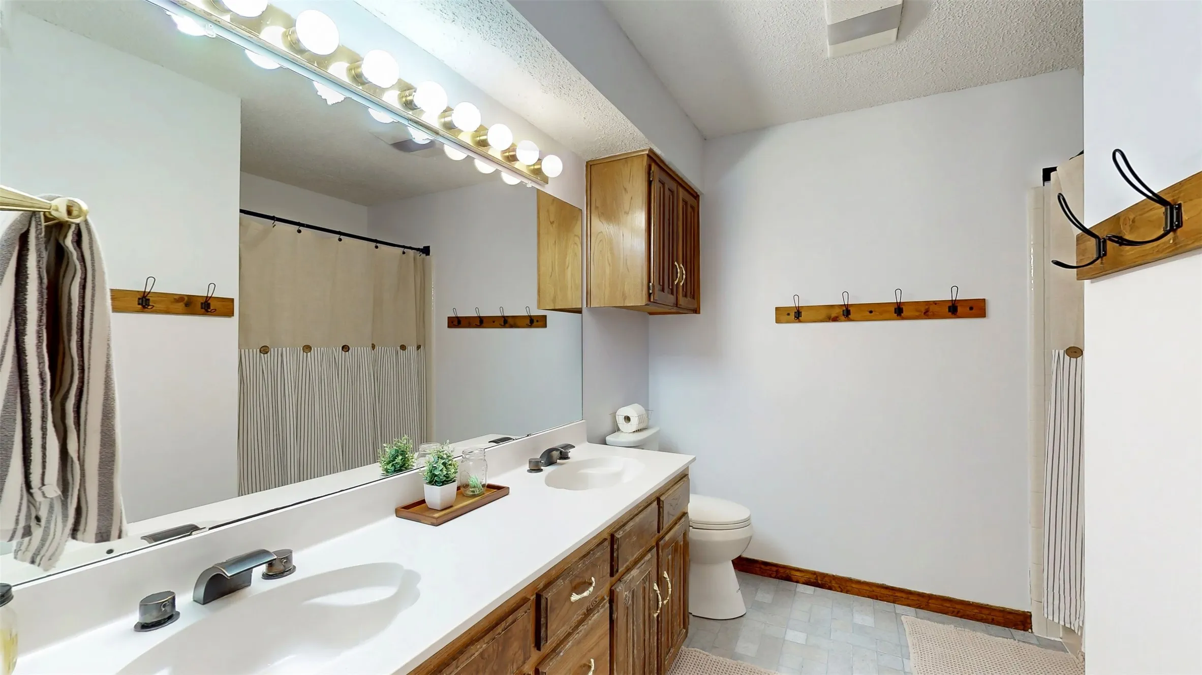 Single Family Residence For Sale in Denton County , 20 Creekmere Drive, Trophy Club, Texas 76262, 4 Bedroom, 3 Bathroom, 2 Garage spaces, 2,560 Sqft, built in 1984, mls#21392862, Real Estate Agent in Trophy Club, Homes For Sale in Denton county, Homes For Sale in Trophy Club, Realtor in Trophy Club Texas, Real Estate Brokerage Independent Realty Texas, Luminita Cordes Realtor
