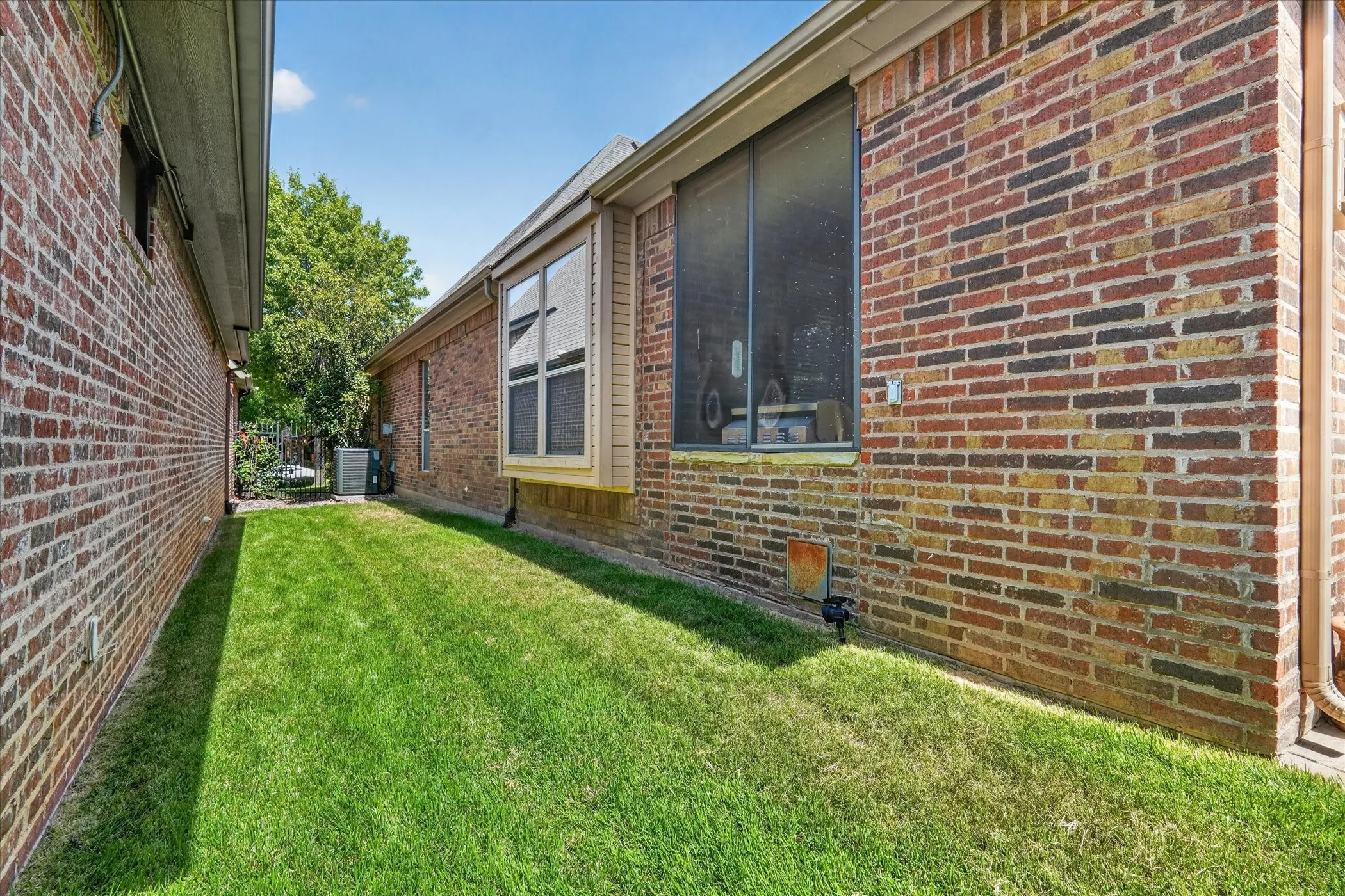 Single Family Residence For Sale in Tarrant County , 2824 Cotswold Court, Keller, Texas 76248, 3 Bedroom, 3 Bathroom, 2 Garage spaces, 2,611 Sqft, built in 2007, mls#21379318, Real Estate Agent in Keller, Homes For Sale in Tarrant county, Homes For Sale in Keller, Realtor in Keller Texas, Real Estate Brokerage Independent Realty Texas, Luminita Cordes Realtor