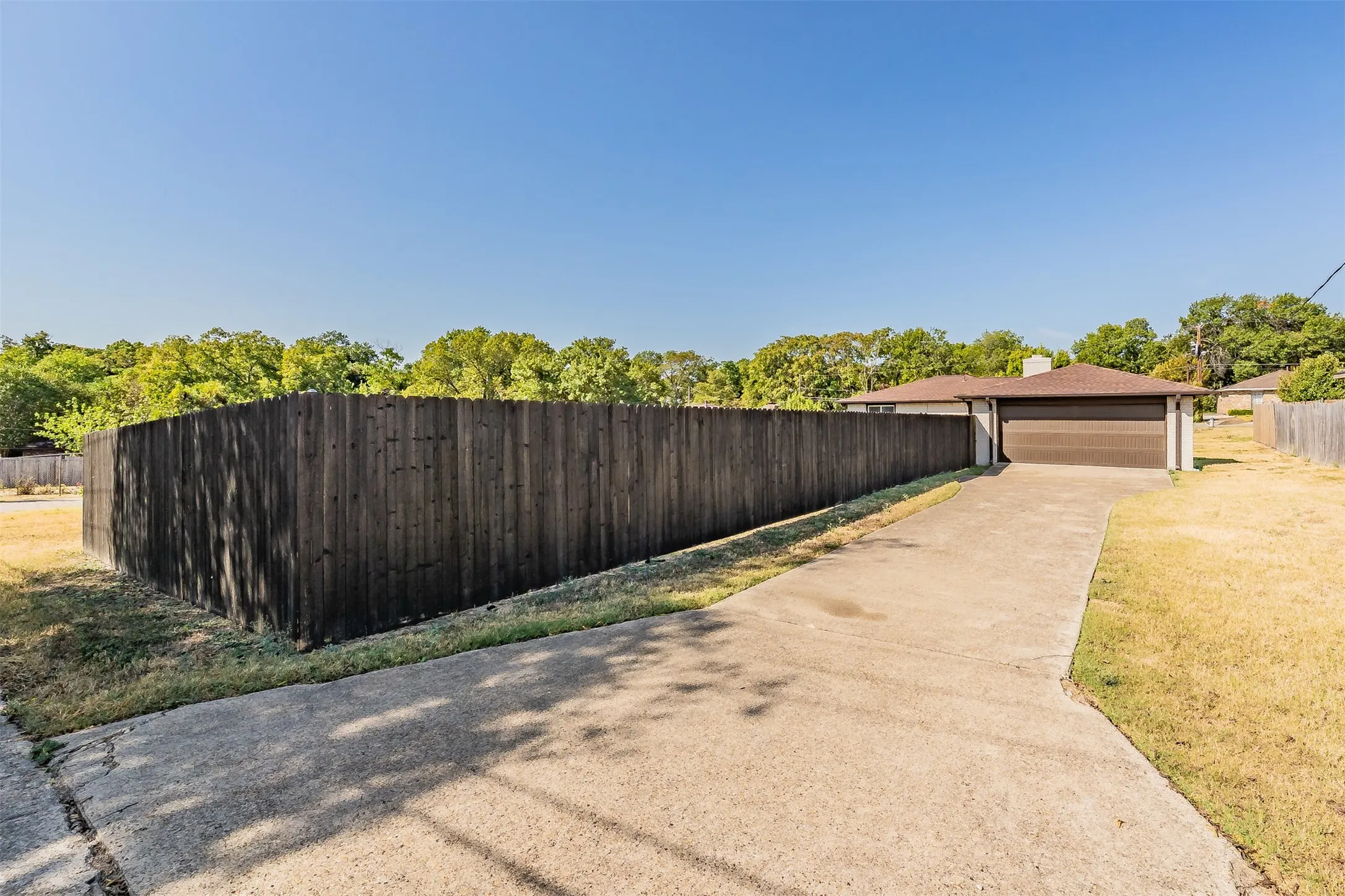 Single Family Residence For Rent in Dallas County , 5812 Regatta Circle, Dallas, Texas 75232, 3 Bedroom, 2 Bathroom, 2 Garage spaces, 1,303 Sqft, built in 1982, mls#21393603, Real Estate Agent in Dallas, Homes For Rent in Dallas county, Homes For Rent in Dallas, Realtor in Dallas Texas, Real Estate Brokerage Independent Realty Texas, Luminita Cordes Realtor