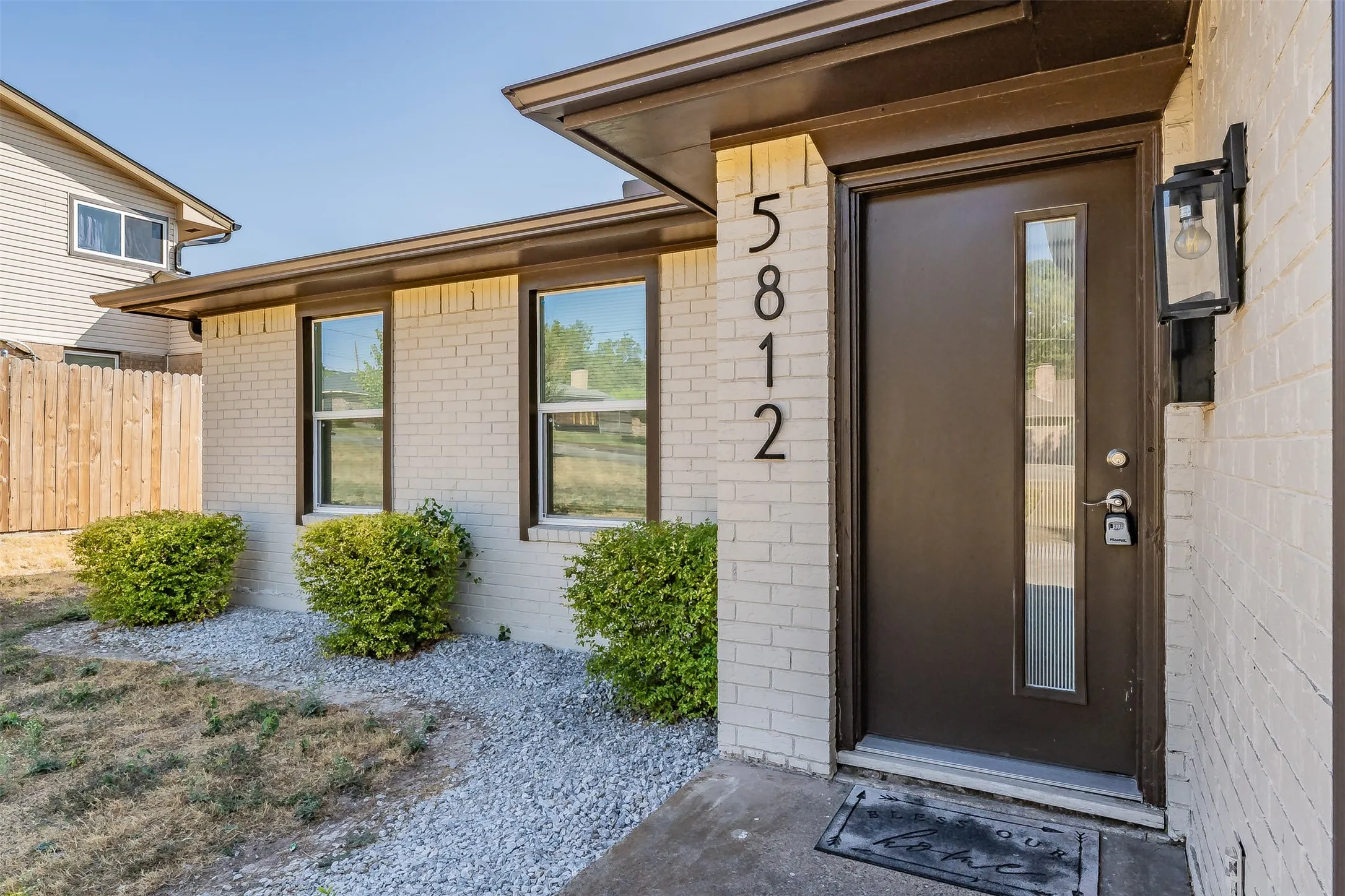 Single Family Residence For Rent in Dallas County , 5812 Regatta Circle, Dallas, Texas 75232, 3 Bedroom, 2 Bathroom, 2 Garage spaces, 1,303 Sqft, built in 1982, mls#21393603, Real Estate Agent in Dallas, Homes For Rent in Dallas county, Homes For Rent in Dallas, Realtor in Dallas Texas, Real Estate Brokerage Independent Realty Texas, Luminita Cordes Realtor