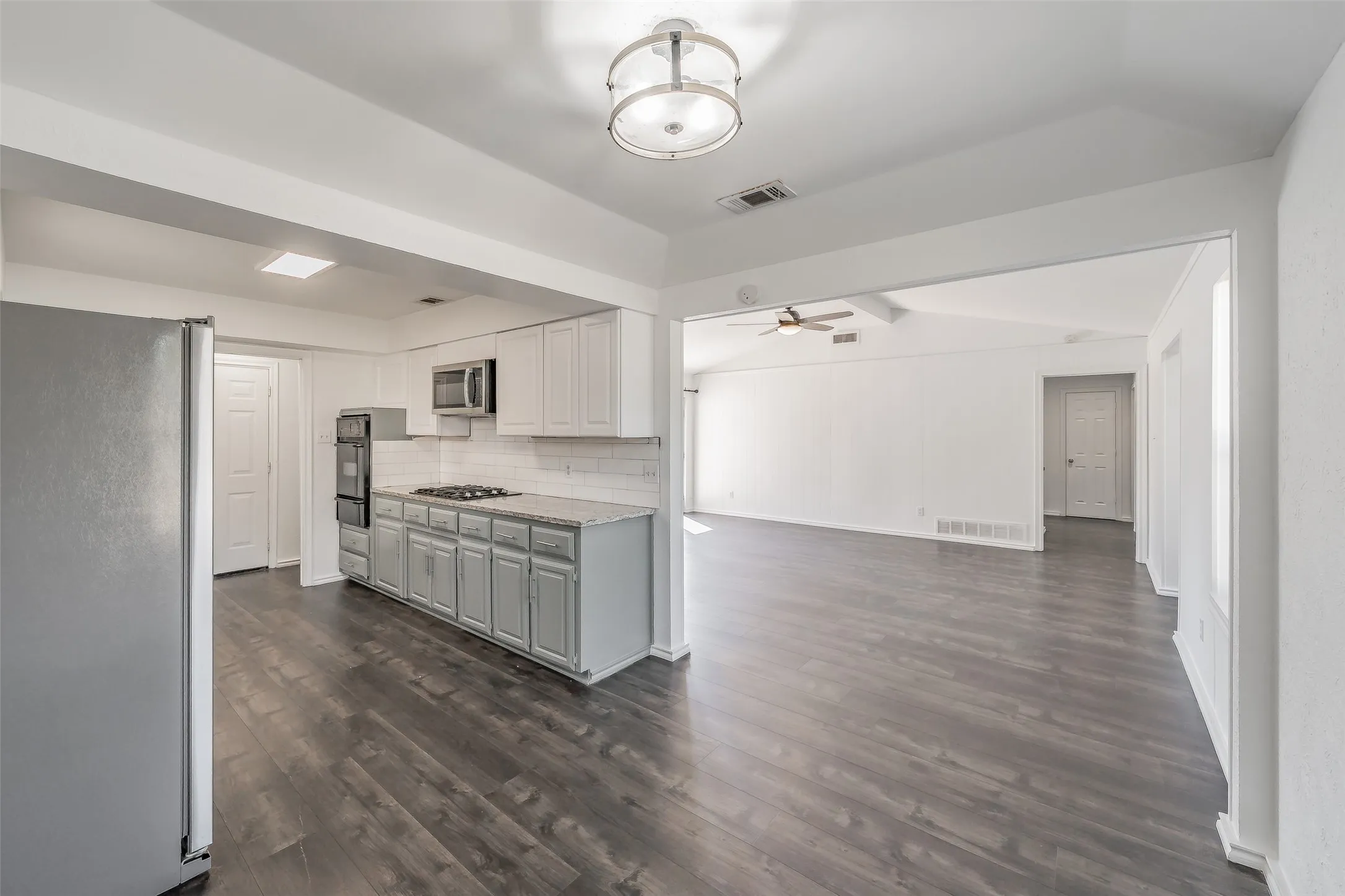 Single Family Residence For Rent in Dallas County , 5812 Regatta Circle, Dallas, Texas 75232, 3 Bedroom, 2 Bathroom, 2 Garage spaces, 1,303 Sqft, built in 1982, mls#21393603, Real Estate Agent in Dallas, Homes For Rent in Dallas county, Homes For Rent in Dallas, Realtor in Dallas Texas, Real Estate Brokerage Independent Realty Texas, Luminita Cordes Realtor