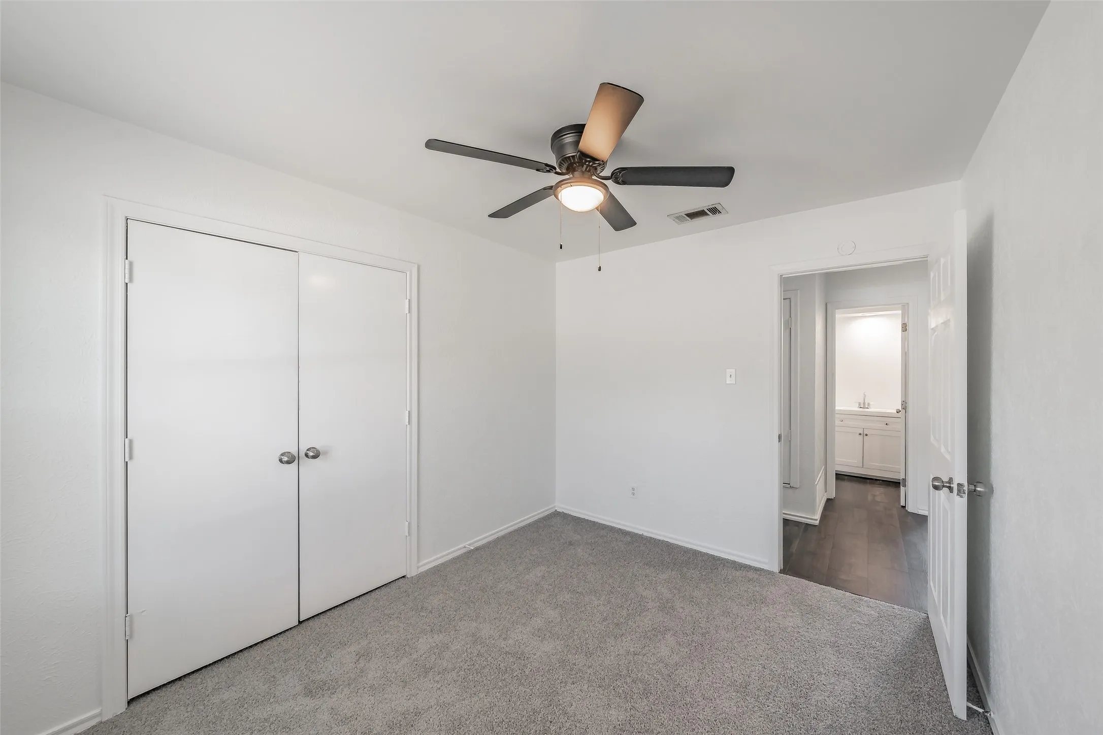 Single Family Residence For Rent in Dallas County , 5812 Regatta Circle, Dallas, Texas 75232, 3 Bedroom, 2 Bathroom, 2 Garage spaces, 1,303 Sqft, built in 1982, mls#21393603, Real Estate Agent in Dallas, Homes For Rent in Dallas county, Homes For Rent in Dallas, Realtor in Dallas Texas, Real Estate Brokerage Independent Realty Texas, Luminita Cordes Realtor