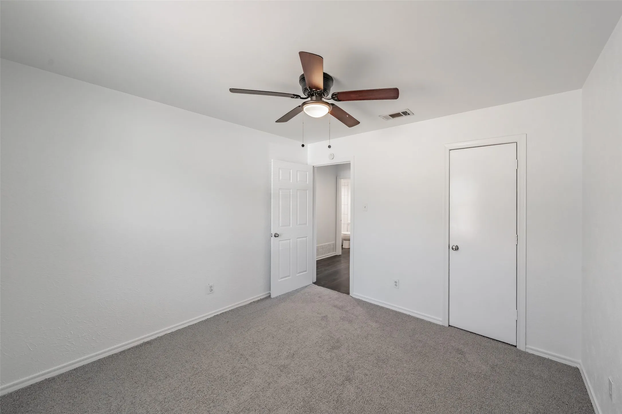 Single Family Residence For Rent in Dallas County , 5812 Regatta Circle, Dallas, Texas 75232, 3 Bedroom, 2 Bathroom, 2 Garage spaces, 1,303 Sqft, built in 1982, mls#21393603, Real Estate Agent in Dallas, Homes For Rent in Dallas county, Homes For Rent in Dallas, Realtor in Dallas Texas, Real Estate Brokerage Independent Realty Texas, Luminita Cordes Realtor