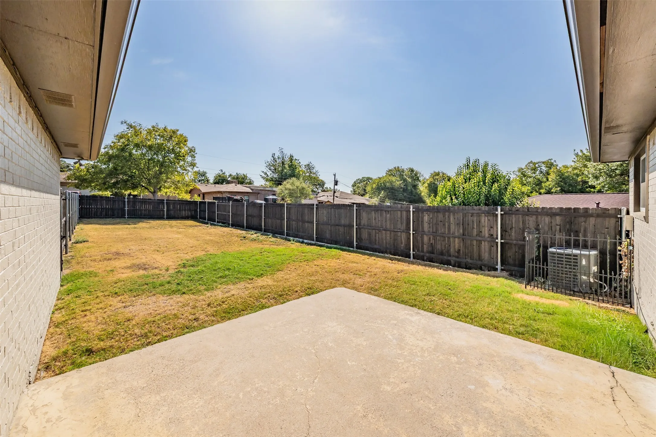 Single Family Residence For Rent in Dallas County , 5812 Regatta Circle, Dallas, Texas 75232, 3 Bedroom, 2 Bathroom, 2 Garage spaces, 1,303 Sqft, built in 1982, mls#21393603, Real Estate Agent in Dallas, Homes For Rent in Dallas county, Homes For Rent in Dallas, Realtor in Dallas Texas, Real Estate Brokerage Independent Realty Texas, Luminita Cordes Realtor