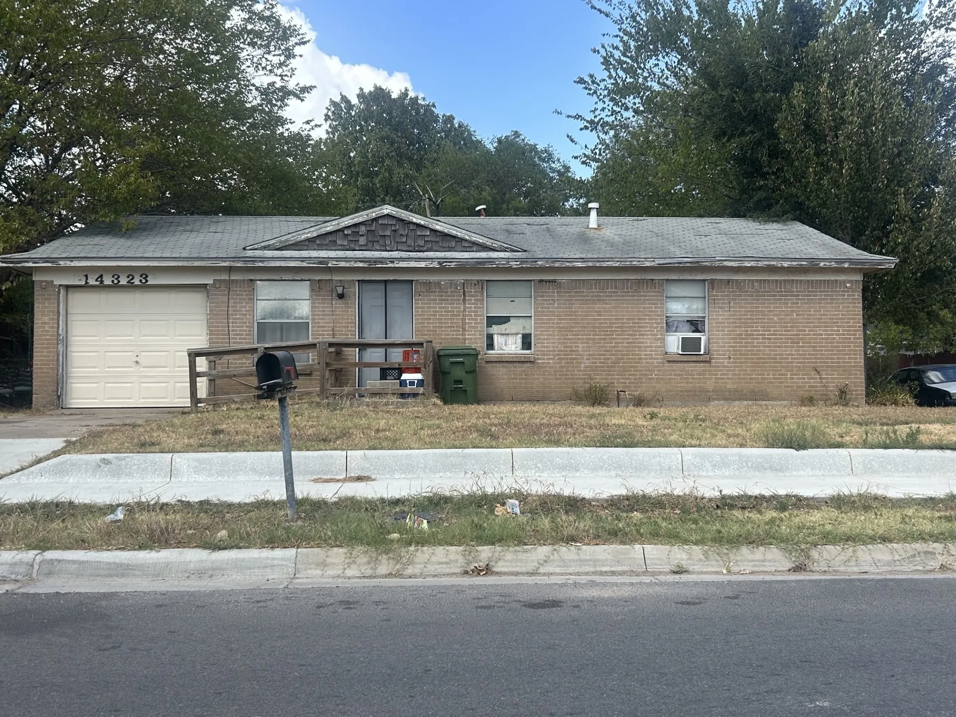 Single Family Residence For Sale in Dallas County , 14323 Horseshoe Trail, Balch Springs, Texas 75180, 3 Bedroom, 2 Bathroom, 1 Garage spaces, 936 Sqft, built in 1967, mls#21393596, Real Estate Agent in Balch Springs, Homes For Sale in Dallas county, Homes For Sale in Balch Springs, Realtor in Balch Springs Texas, Real Estate Brokerage Independent Realty Texas, Luminita Cordes Realtor
