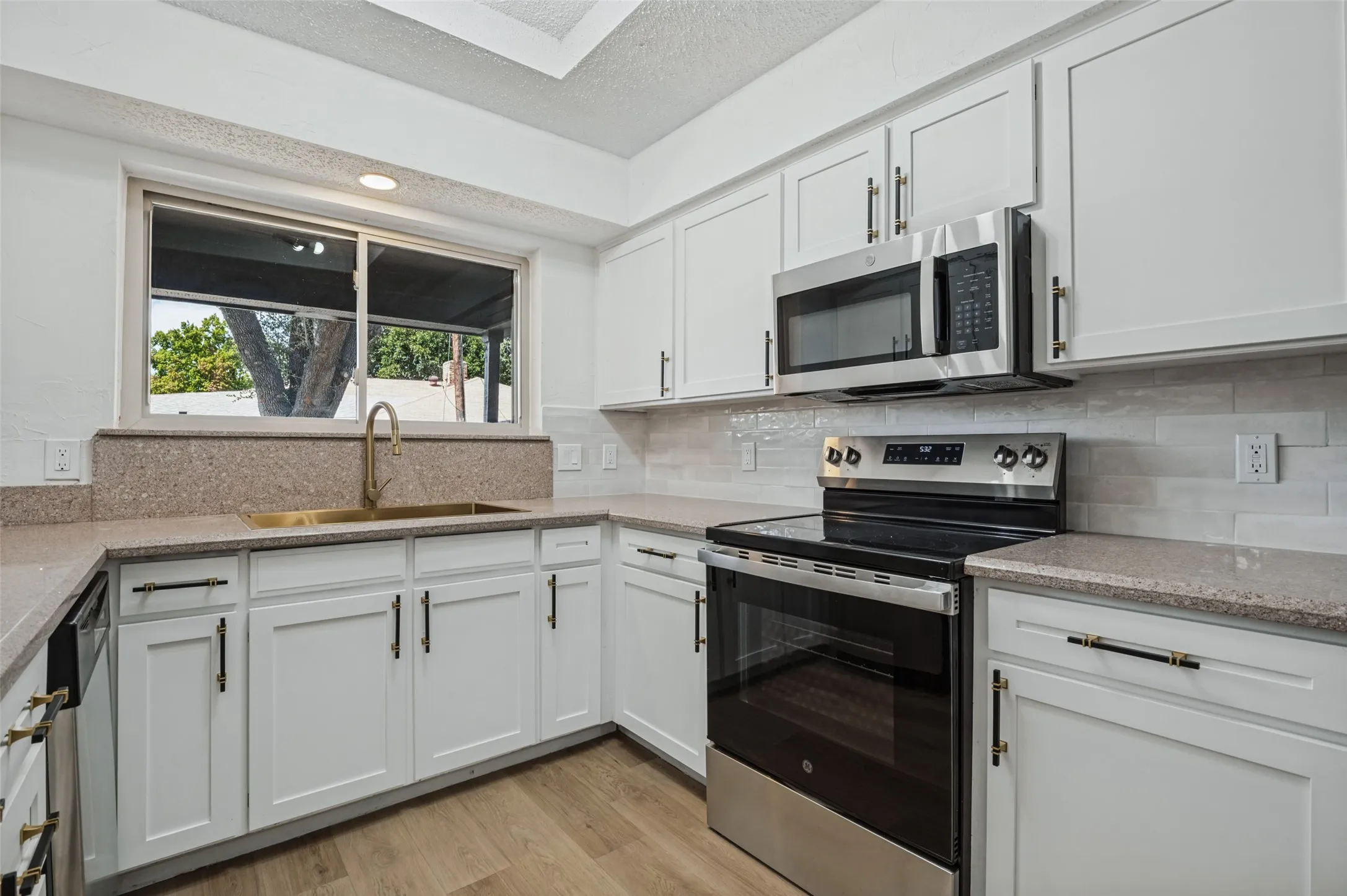 Single Family Residence For Sale in Dallas County , 1921 Covey Court, Irving, Texas 75060, 3 Bedroom, 2 Bathroom, 2 Garage spaces, 1,582 Sqft, built in 1978, mls#21393547, Real Estate Agent in Irving, Homes For Sale in Dallas county, Homes For Sale in Irving, Realtor in Irving Texas, Real Estate Brokerage Independent Realty Texas, Luminita Cordes Realtor