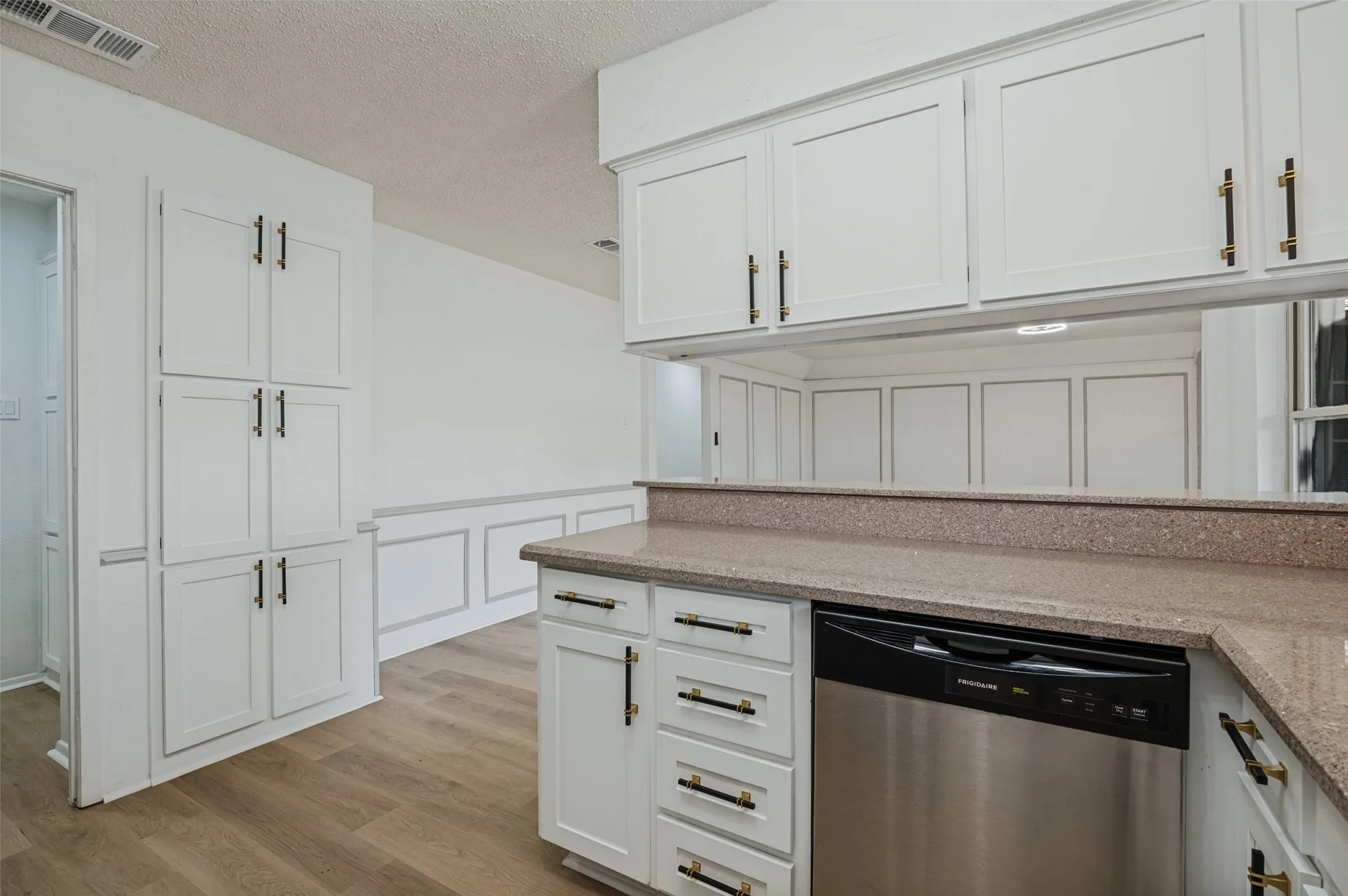 Single Family Residence For Sale in Dallas County , 1921 Covey Court, Irving, Texas 75060, 3 Bedroom, 2 Bathroom, 2 Garage spaces, 1,582 Sqft, built in 1978, mls#21393547, Real Estate Agent in Irving, Homes For Sale in Dallas county, Homes For Sale in Irving, Realtor in Irving Texas, Real Estate Brokerage Independent Realty Texas, Luminita Cordes Realtor