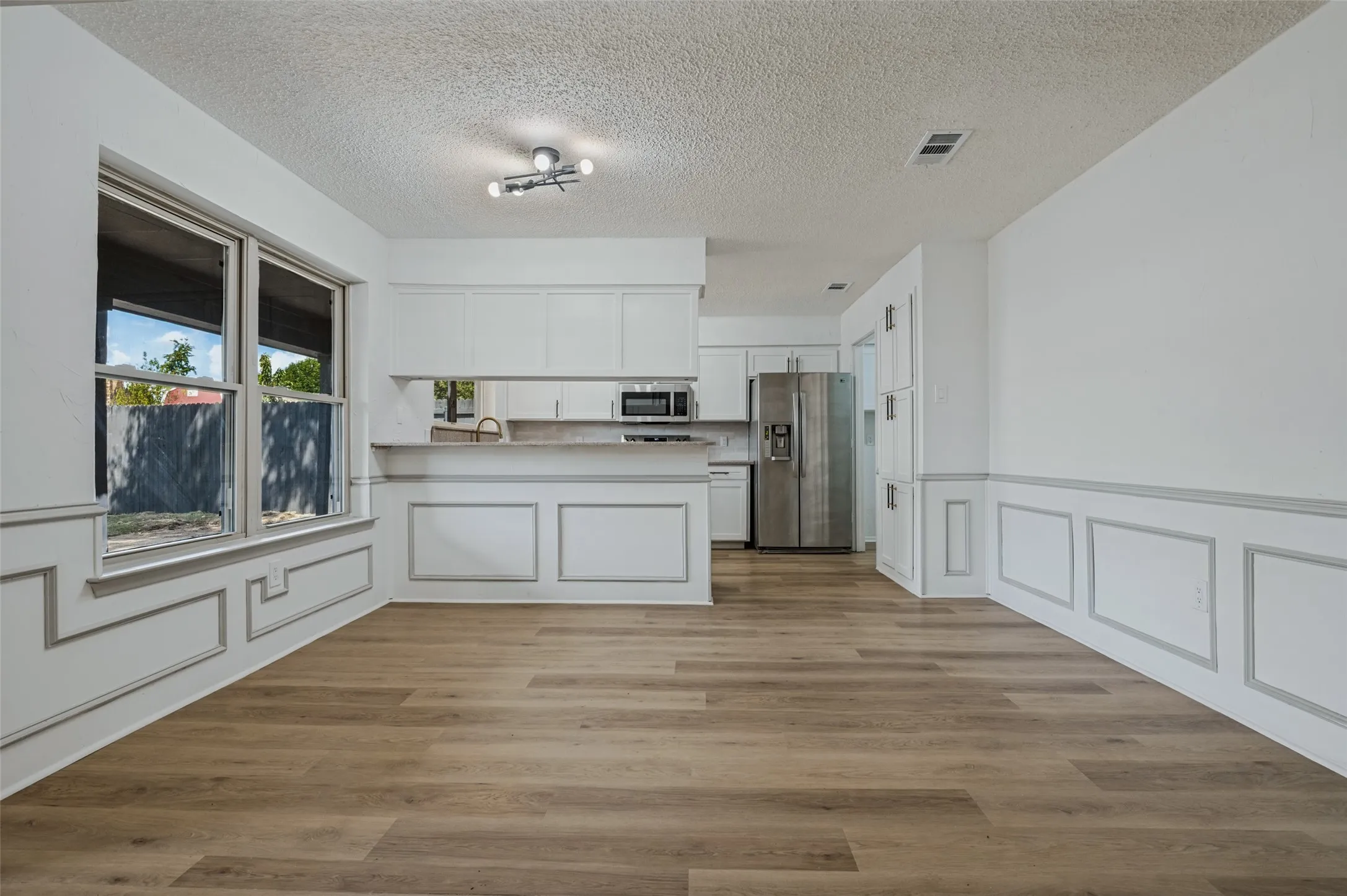 Single Family Residence For Sale in Dallas County , 1921 Covey Court, Irving, Texas 75060, 3 Bedroom, 2 Bathroom, 2 Garage spaces, 1,582 Sqft, built in 1978, mls#21393547, Real Estate Agent in Irving, Homes For Sale in Dallas county, Homes For Sale in Irving, Realtor in Irving Texas, Real Estate Brokerage Independent Realty Texas, Luminita Cordes Realtor