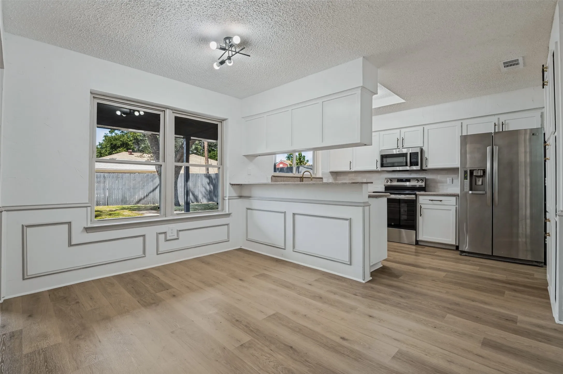 Single Family Residence For Sale in Dallas County , 1921 Covey Court, Irving, Texas 75060, 3 Bedroom, 2 Bathroom, 2 Garage spaces, 1,582 Sqft, built in 1978, mls#21393547, Real Estate Agent in Irving, Homes For Sale in Dallas county, Homes For Sale in Irving, Realtor in Irving Texas, Real Estate Brokerage Independent Realty Texas, Luminita Cordes Realtor