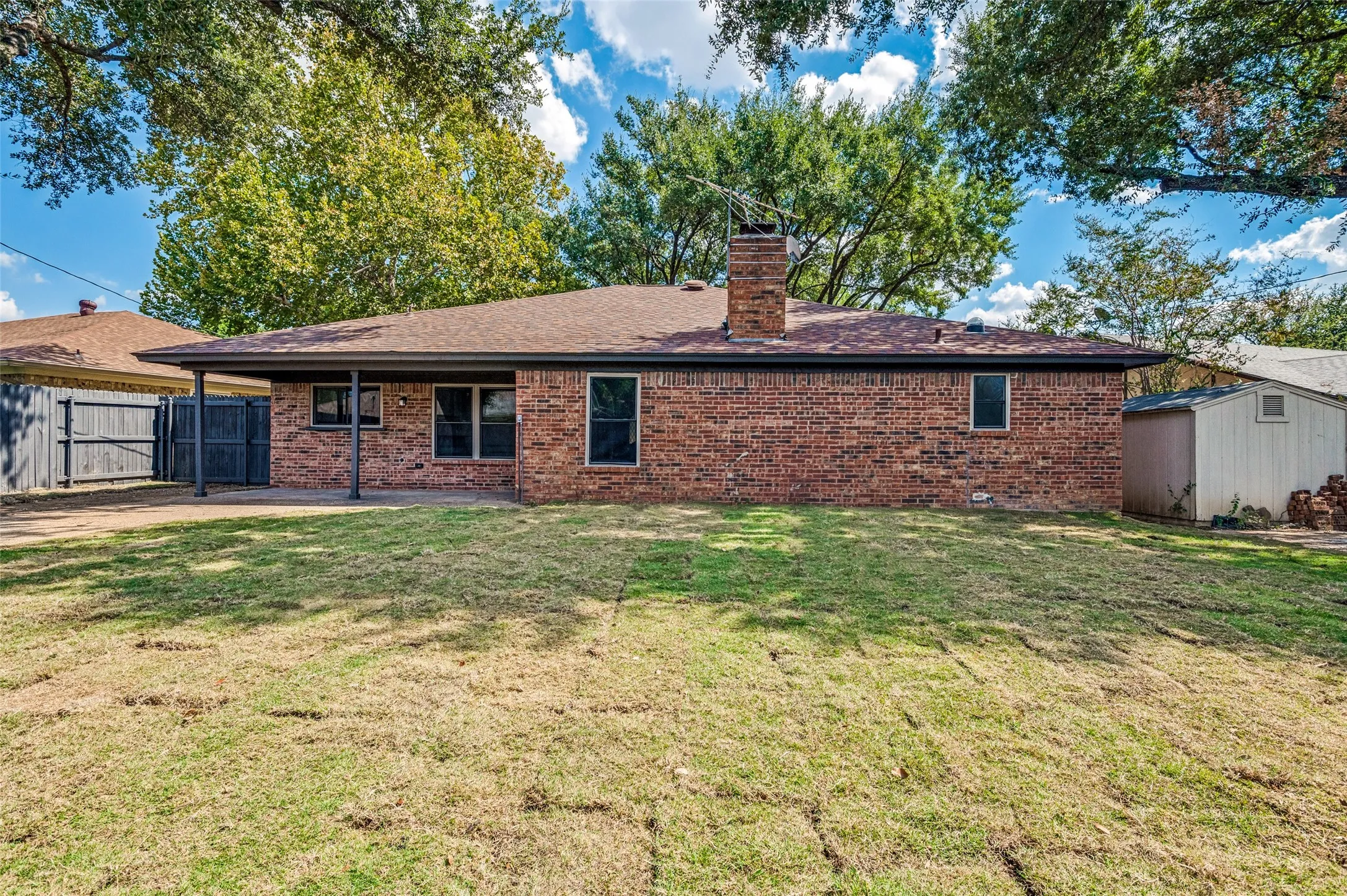 Single Family Residence For Sale in Dallas County , 1921 Covey Court, Irving, Texas 75060, 3 Bedroom, 2 Bathroom, 2 Garage spaces, 1,582 Sqft, built in 1978, mls#21393547, Real Estate Agent in Irving, Homes For Sale in Dallas county, Homes For Sale in Irving, Realtor in Irving Texas, Real Estate Brokerage Independent Realty Texas, Luminita Cordes Realtor