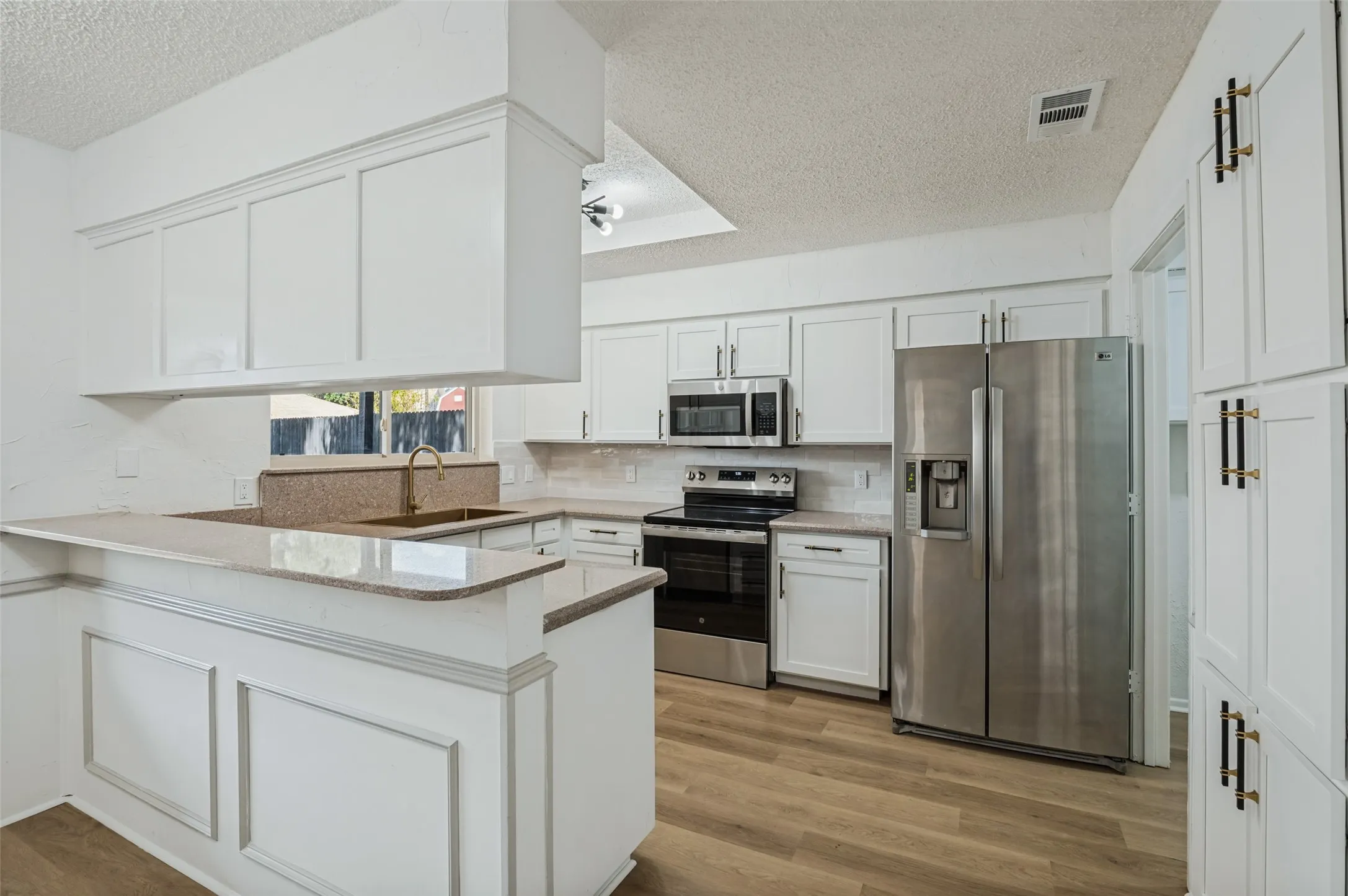 Single Family Residence For Sale in Dallas County , 1921 Covey Court, Irving, Texas 75060, 3 Bedroom, 2 Bathroom, 2 Garage spaces, 1,582 Sqft, built in 1978, mls#21393547, Real Estate Agent in Irving, Homes For Sale in Dallas county, Homes For Sale in Irving, Realtor in Irving Texas, Real Estate Brokerage Independent Realty Texas, Luminita Cordes Realtor