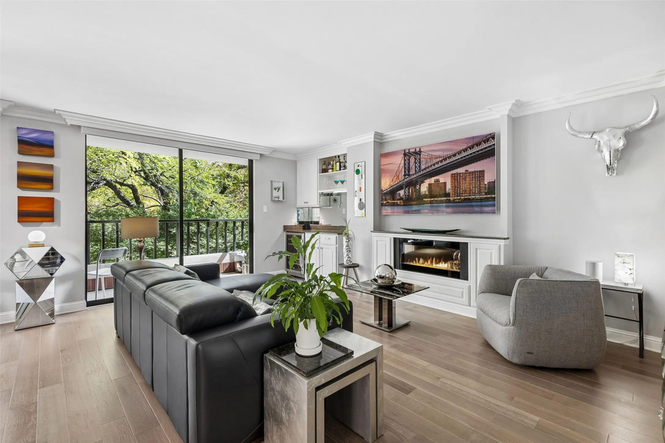 Living room with views to the terrace.