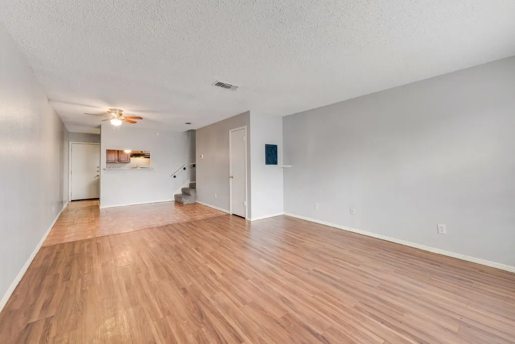 Apartment For Rent in Tarrant County , 600 Grand 108, Arlington, Texas 76010, 2 Bedroom, 1 Bathroom, Garage spaces, 1,100 Sqft, built in 1985, mls#21393617, Real Estate Agent in Arlington, Homes For Rent in Tarrant county, Homes For Rent in Arlington, Realtor in Arlington Texas, Real Estate Brokerage Independent Realty Texas, Luminita Cordes Realtor