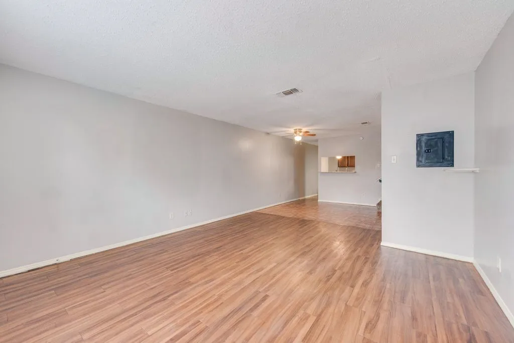 Apartment For Rent in Tarrant County , 600 Grand 108, Arlington, Texas 76010, 2 Bedroom, 1 Bathroom, Garage spaces, 1,100 Sqft, built in 1985, mls#21393617, Real Estate Agent in Arlington, Homes For Rent in Tarrant county, Homes For Rent in Arlington, Realtor in Arlington Texas, Real Estate Brokerage Independent Realty Texas, Luminita Cordes Realtor