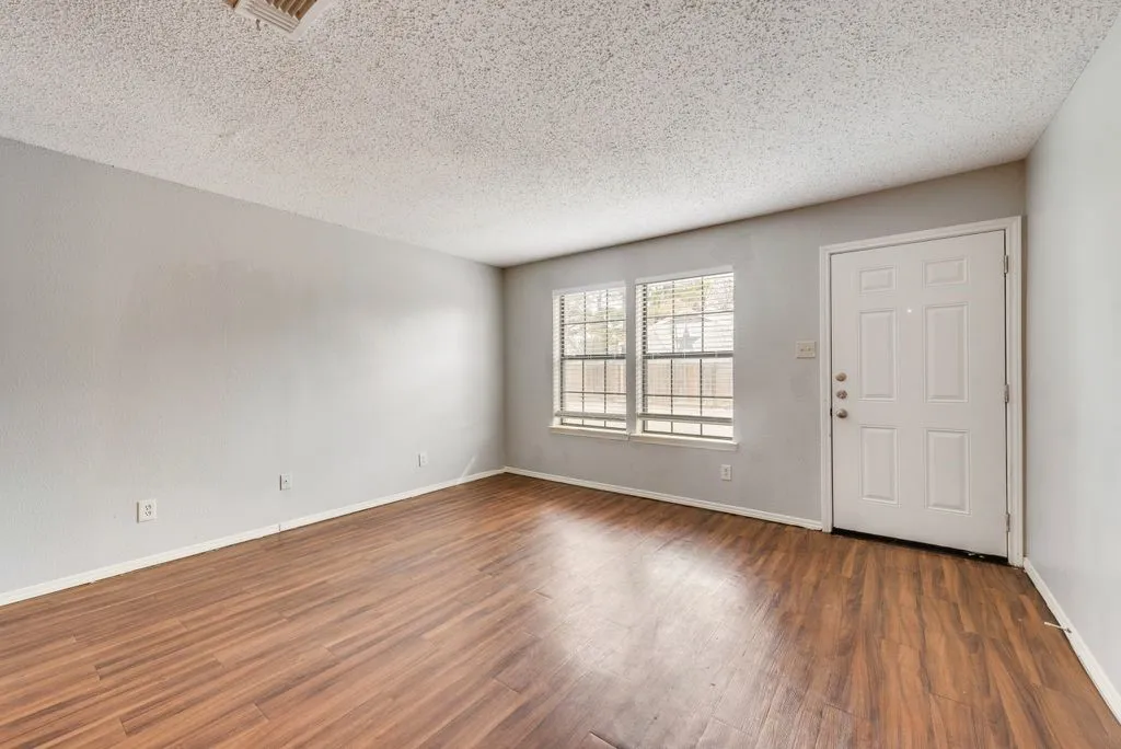 Apartment For Rent in Tarrant County , 600 Grand 108, Arlington, Texas 76010, 2 Bedroom, 1 Bathroom, Garage spaces, 1,100 Sqft, built in 1985, mls#21393617, Real Estate Agent in Arlington, Homes For Rent in Tarrant county, Homes For Rent in Arlington, Realtor in Arlington Texas, Real Estate Brokerage Independent Realty Texas, Luminita Cordes Realtor