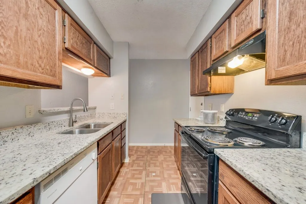 Apartment For Rent in Tarrant County , 600 Grand 108, Arlington, Texas 76010, 2 Bedroom, 1 Bathroom, Garage spaces, 1,100 Sqft, built in 1985, mls#21393617, Real Estate Agent in Arlington, Homes For Rent in Tarrant county, Homes For Rent in Arlington, Realtor in Arlington Texas, Real Estate Brokerage Independent Realty Texas, Luminita Cordes Realtor