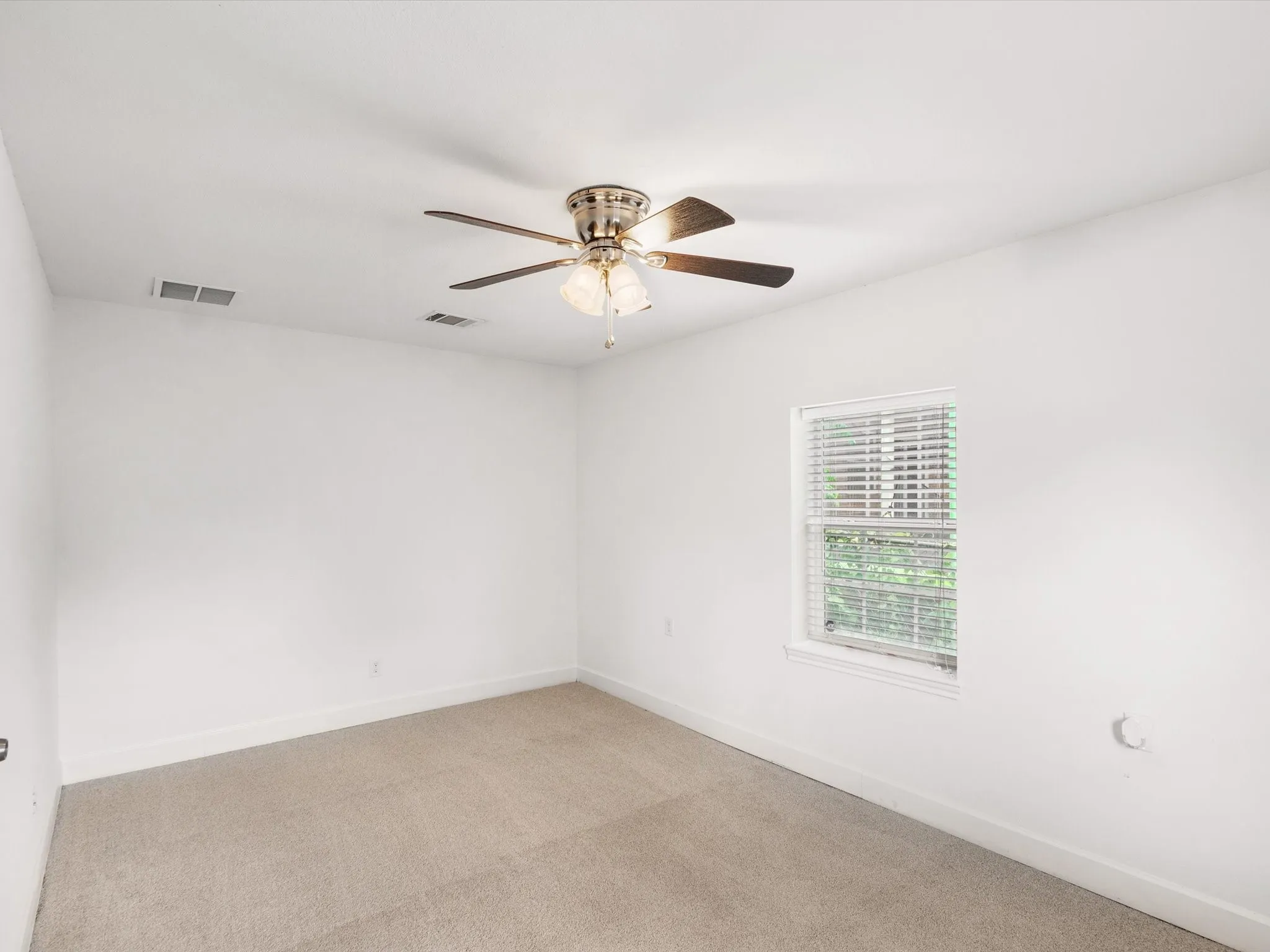 Single Family Residence For Rent in Dallas County , 2222 Woodoak Drive, Irving, Texas 75060, 4 Bedroom, 2 Bathroom, 2 Garage spaces, 1,647 Sqft, built in 1961, mls#21393619, Real Estate Agent in Irving, Homes For Rent in Dallas county, Homes For Rent in Irving, Realtor in Irving Texas, Real Estate Brokerage Independent Realty Texas, Luminita Cordes Realtor