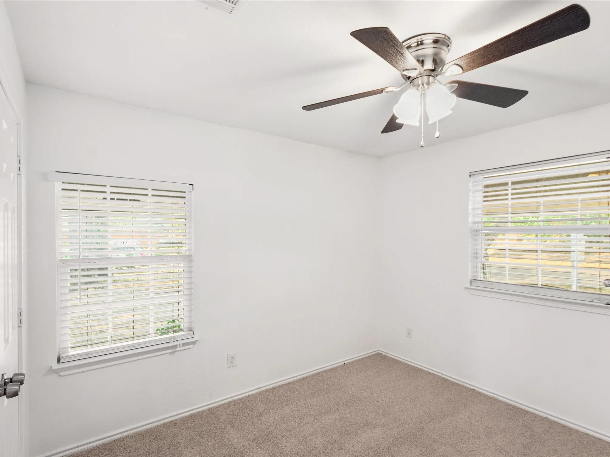 Single Family Residence For Rent in Dallas County , 2222 Woodoak Drive, Irving, Texas 75060, 4 Bedroom, 2 Bathroom, 2 Garage spaces, 1,647 Sqft, built in 1961, mls#21393619, Real Estate Agent in Irving, Homes For Rent in Dallas county, Homes For Rent in Irving, Realtor in Irving Texas, Real Estate Brokerage Independent Realty Texas, Luminita Cordes Realtor
