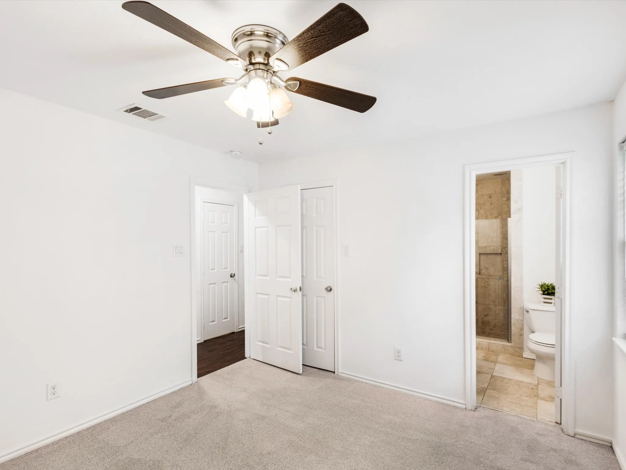 Single Family Residence For Rent in Dallas County , 2222 Woodoak Drive, Irving, Texas 75060, 4 Bedroom, 2 Bathroom, 2 Garage spaces, 1,647 Sqft, built in 1961, mls#21393619, Real Estate Agent in Irving, Homes For Rent in Dallas county, Homes For Rent in Irving, Realtor in Irving Texas, Real Estate Brokerage Independent Realty Texas, Luminita Cordes Realtor