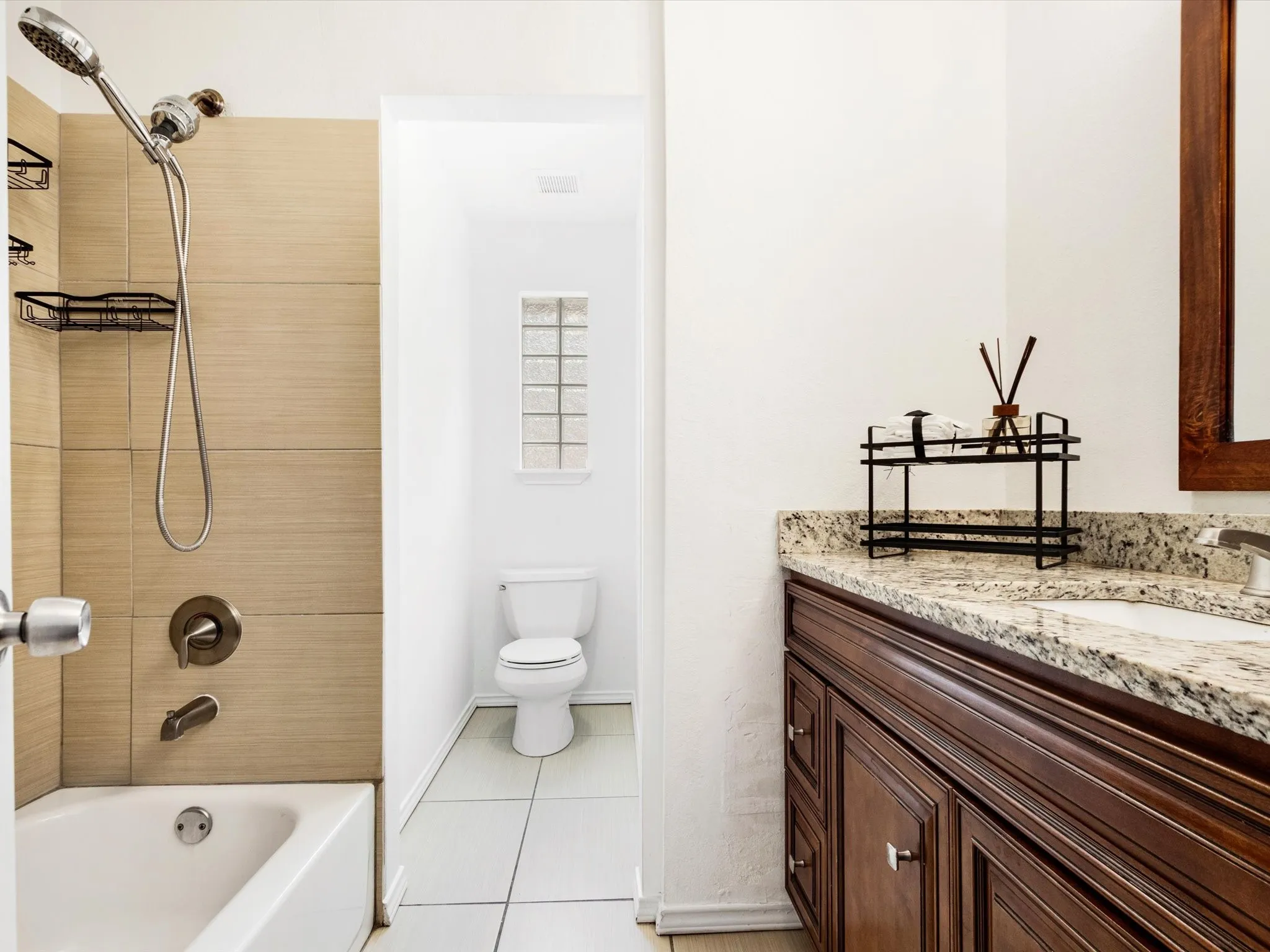 Single Family Residence For Rent in Dallas County , 2222 Woodoak Drive, Irving, Texas 75060, 4 Bedroom, 2 Bathroom, 2 Garage spaces, 1,647 Sqft, built in 1961, mls#21393619, Real Estate Agent in Irving, Homes For Rent in Dallas county, Homes For Rent in Irving, Realtor in Irving Texas, Real Estate Brokerage Independent Realty Texas, Luminita Cordes Realtor