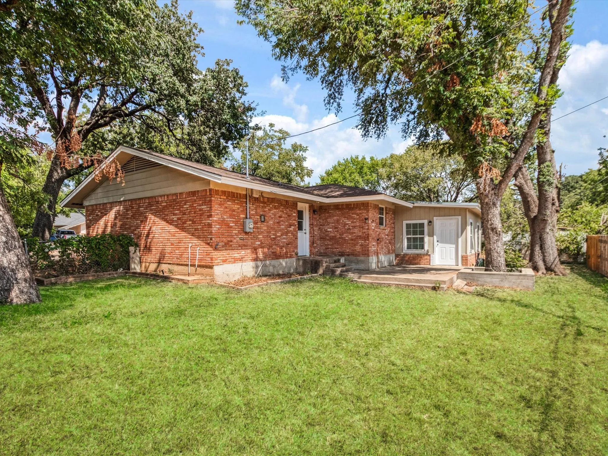 Single Family Residence For Rent in Dallas County , 2222 Woodoak Drive, Irving, Texas 75060, 4 Bedroom, 2 Bathroom, 2 Garage spaces, 1,647 Sqft, built in 1961, mls#21393619, Real Estate Agent in Irving, Homes For Rent in Dallas county, Homes For Rent in Irving, Realtor in Irving Texas, Real Estate Brokerage Independent Realty Texas, Luminita Cordes Realtor